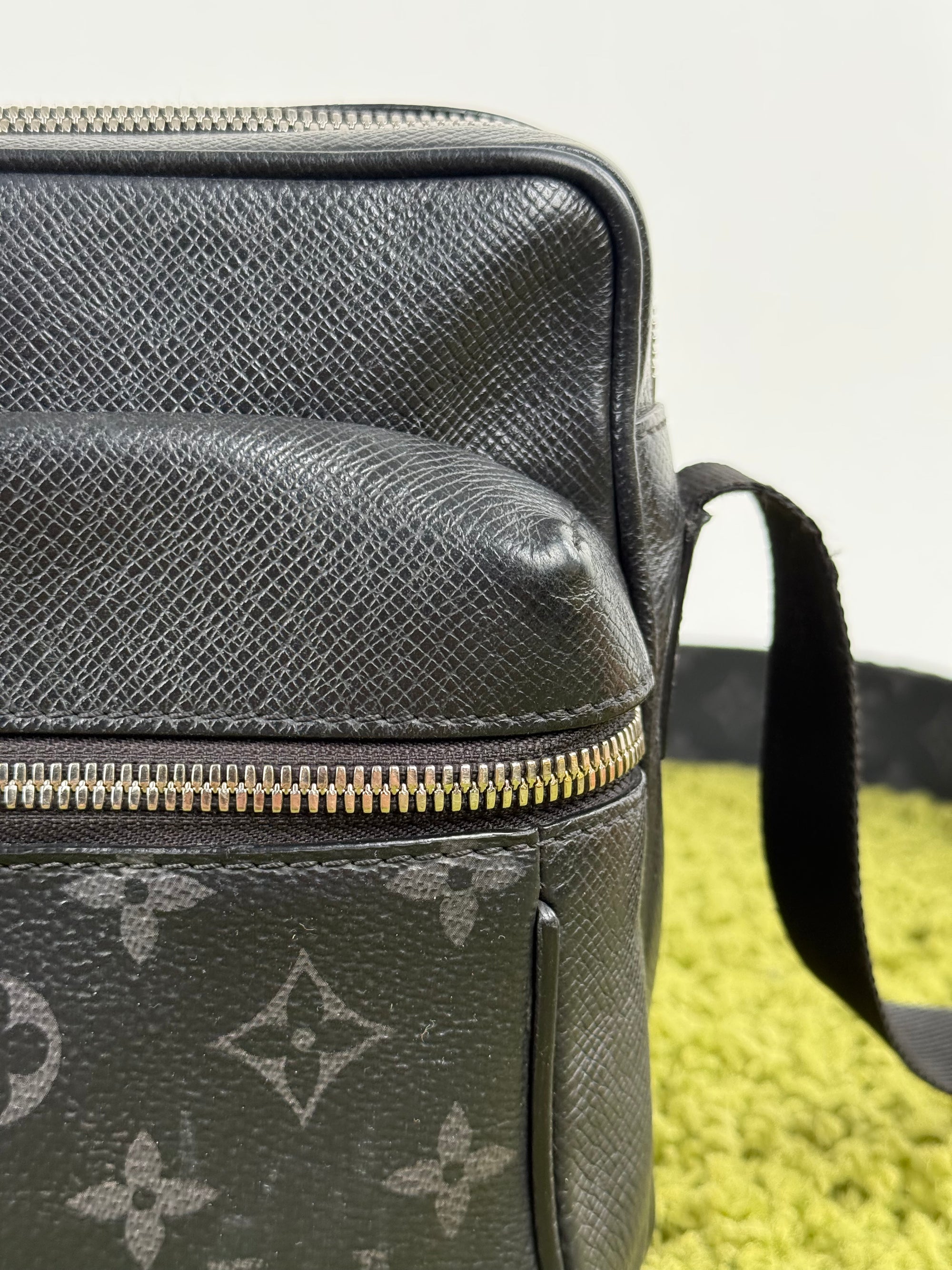 Borsa Outdoor Messenger Monogram Eclipse Taiga Louis Vuitton Nera