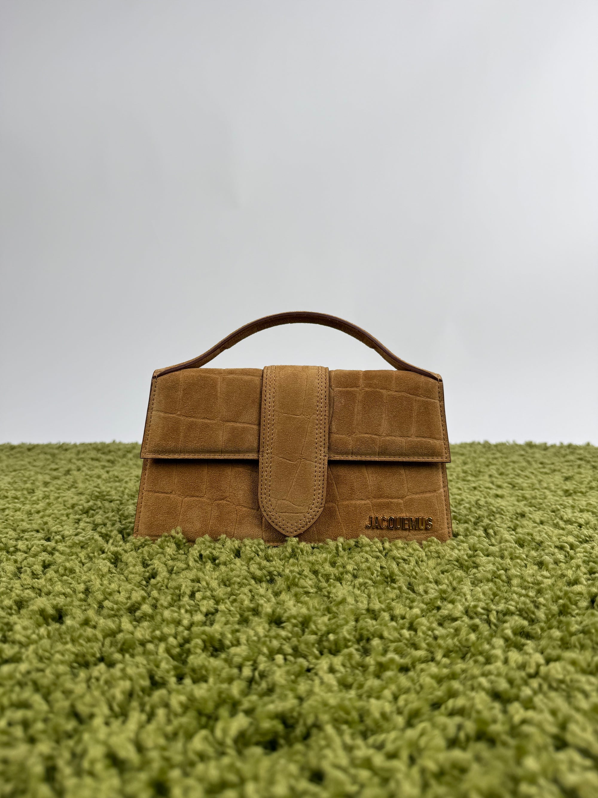 Jacquemus La Grande Bambino camoscio marrone con effetto Coccodrillo