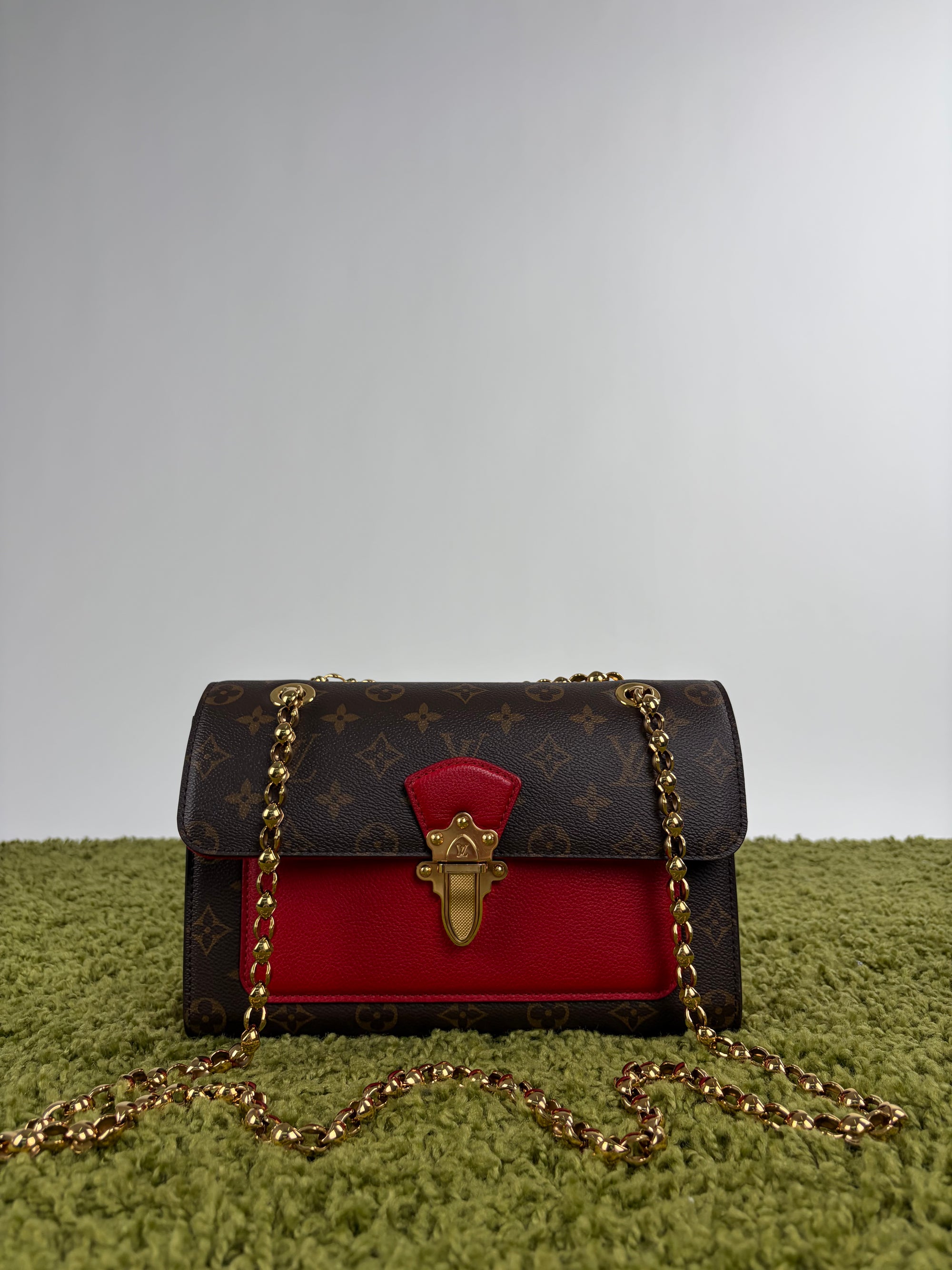 Borsa Louis Vuitton Victoire marrone rossa e oro