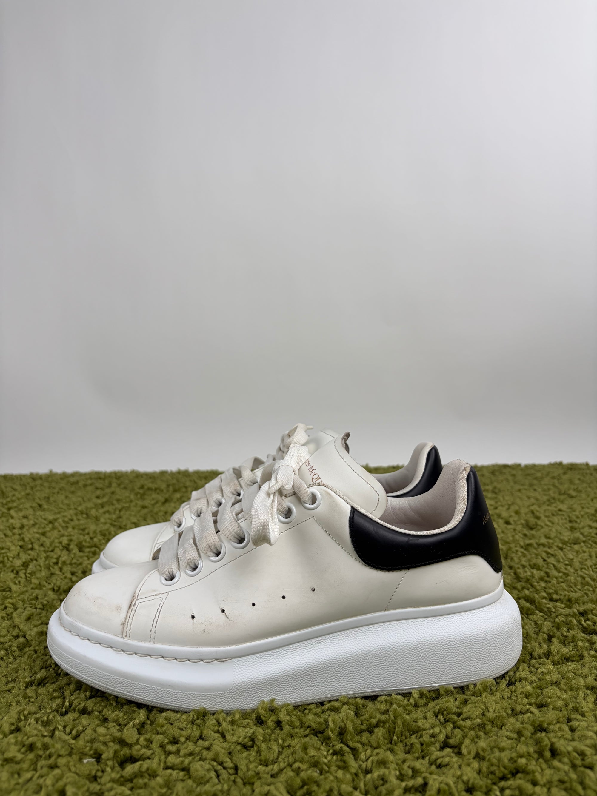 Mcqueen Size 39 bianche e nere