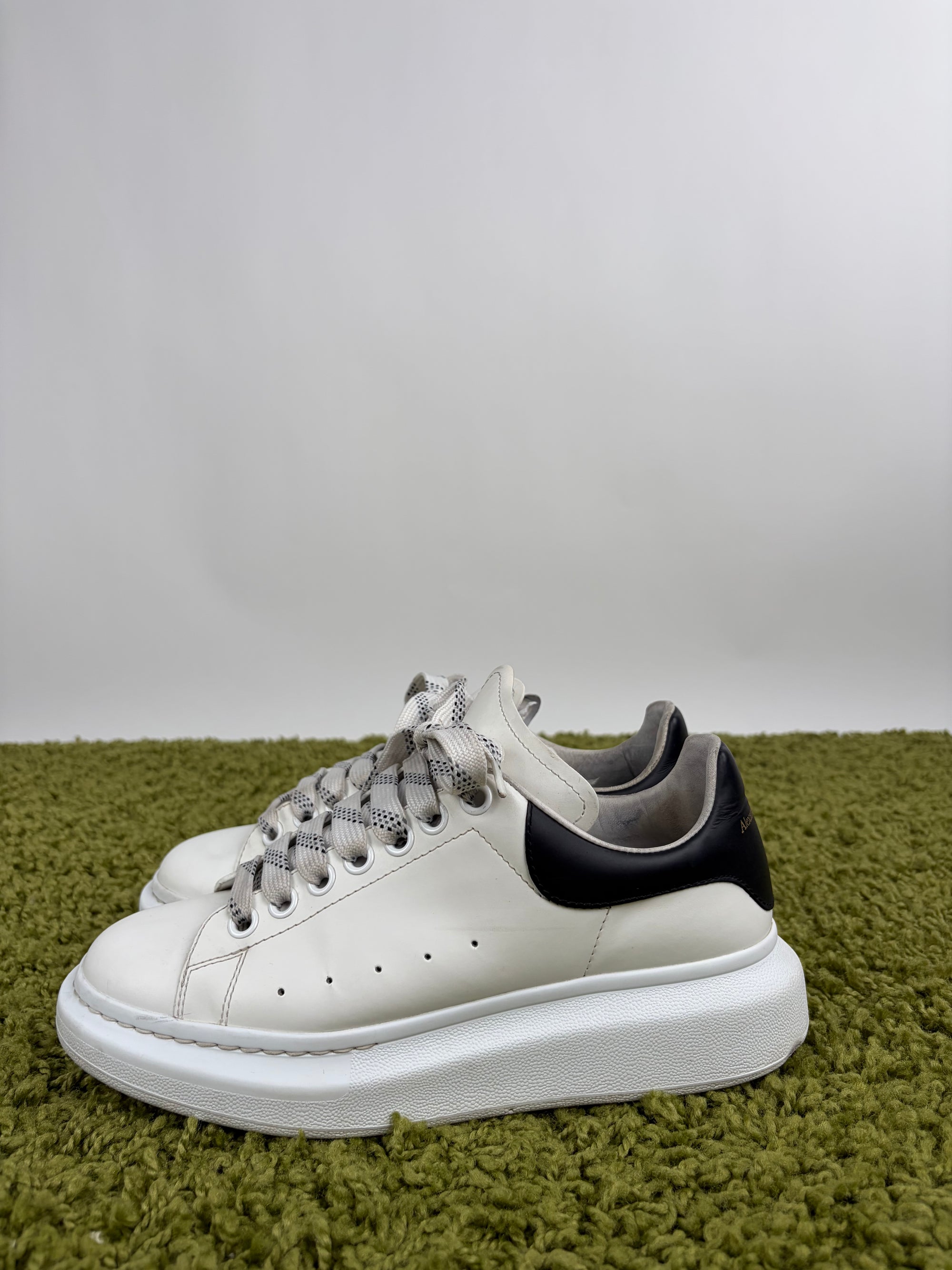 Mcqueen Size 39 bianche e nere