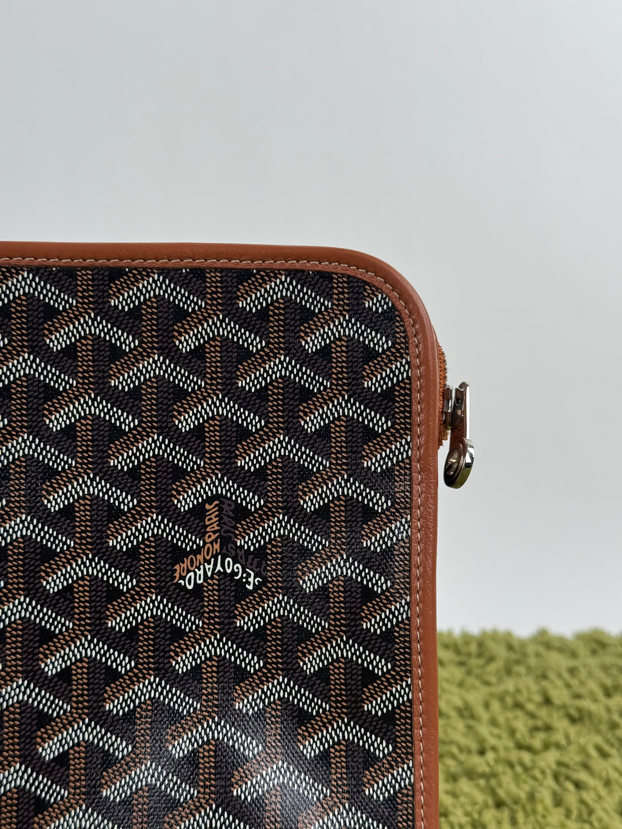 Pochette Goyard Jouvence in tela Goyardine nera con profili marroni