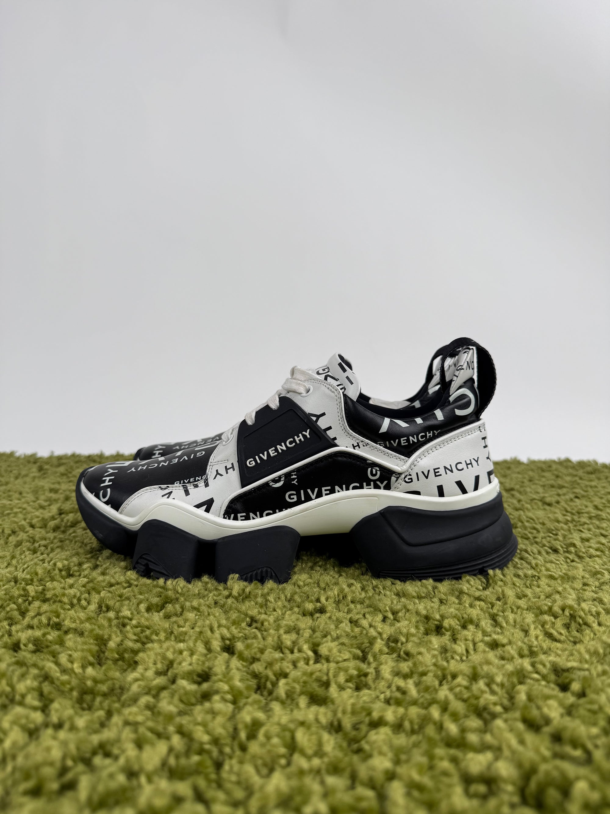 Givenchy Jaw in pelle nera e bianca 42