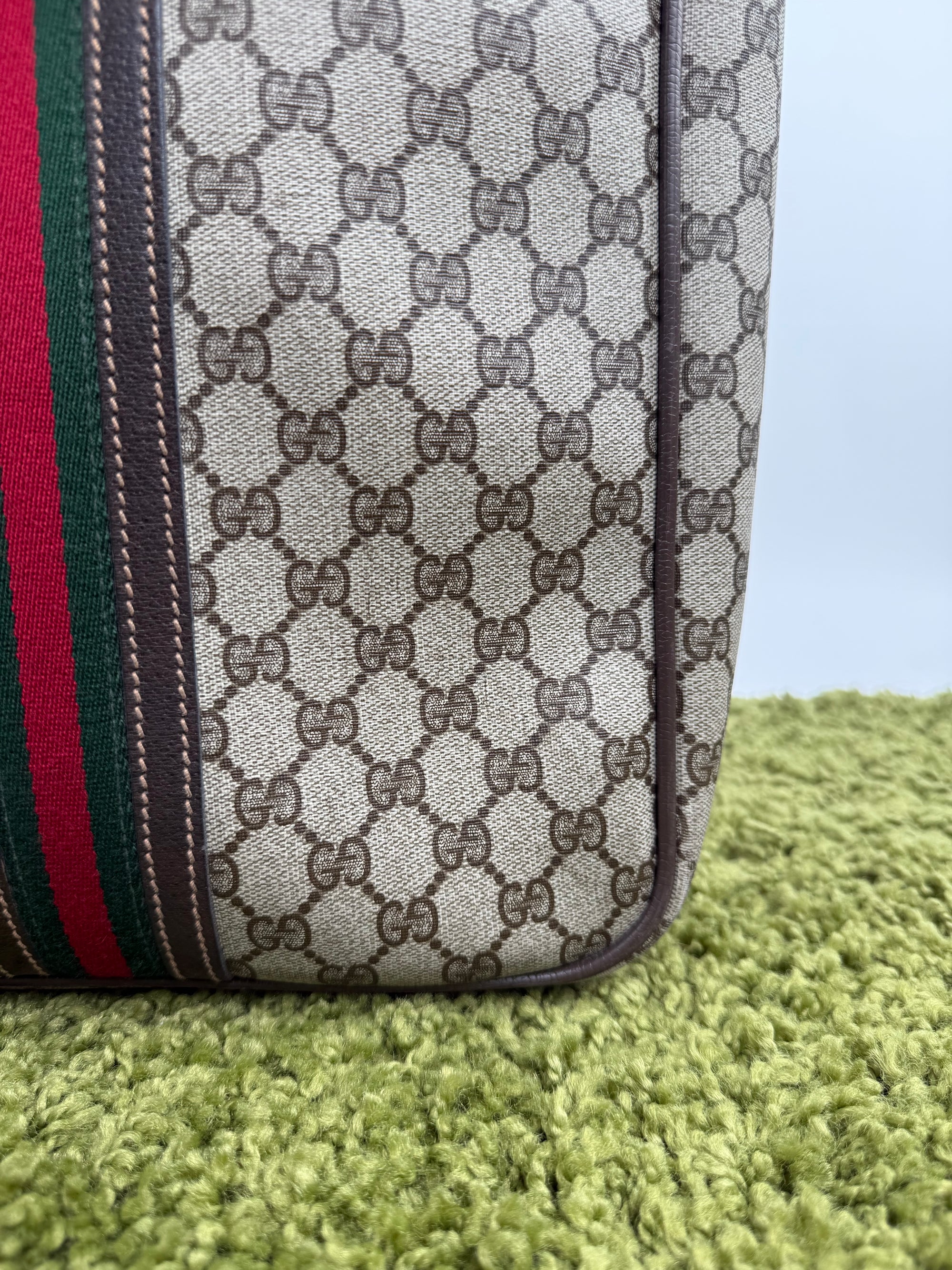 Valigia vintage Gucci realizzata in tela GG monogramma con dettagli in pelle marrone e strisce Web