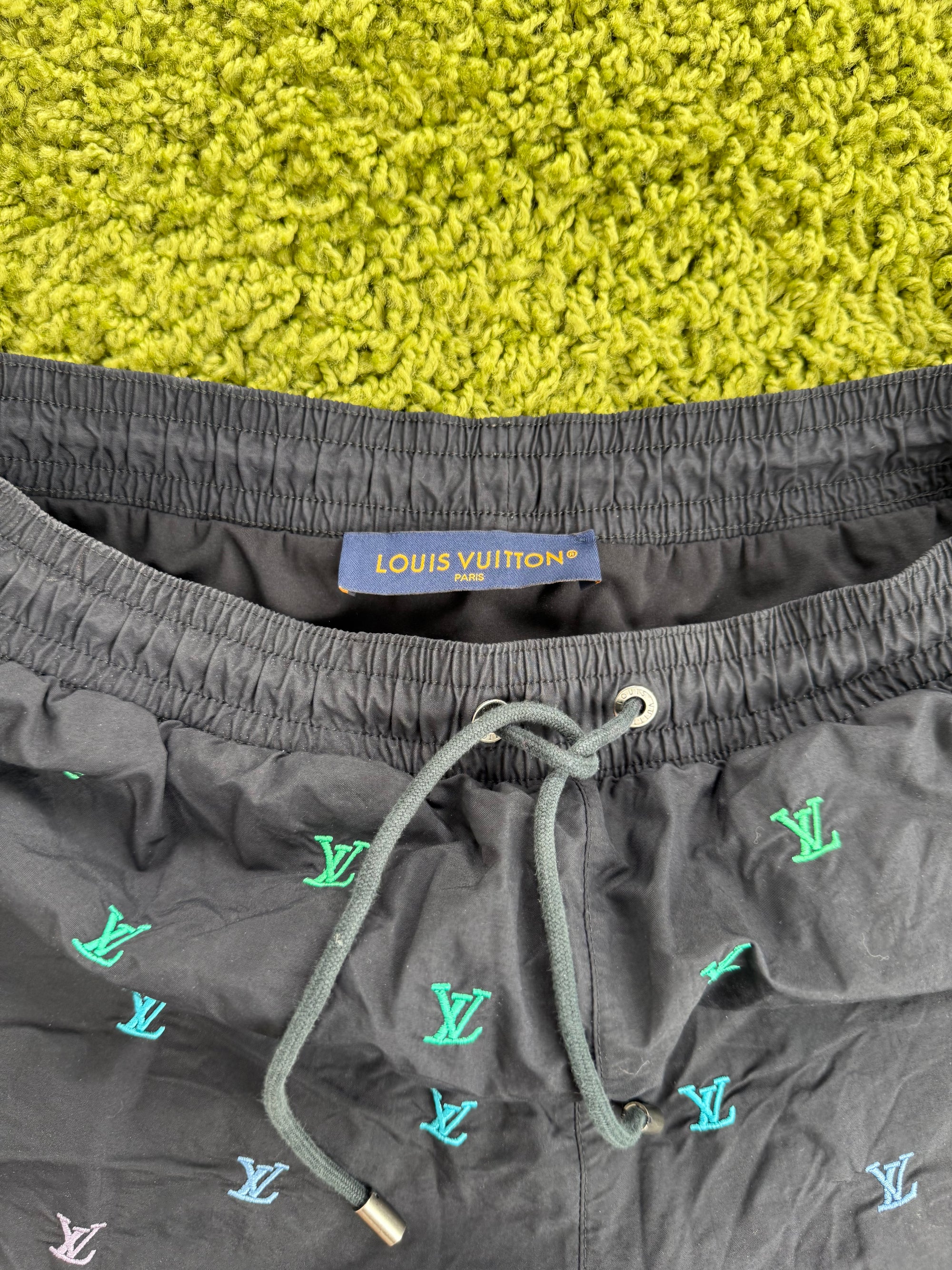 Costume Louis Vuitton Nero Con Dettaglio Arcobaleno