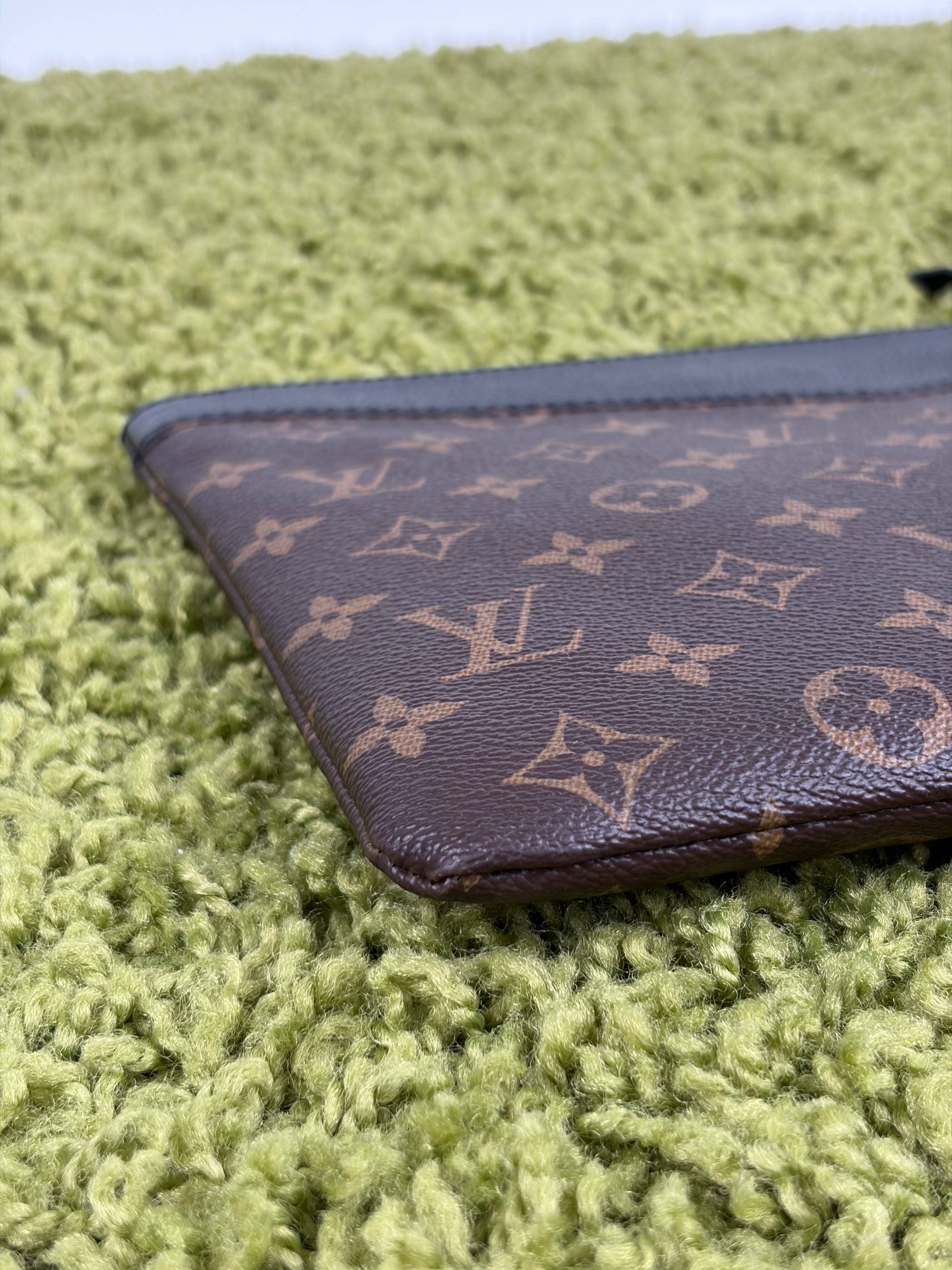 Pochette Louis Vuitton marrone e nera