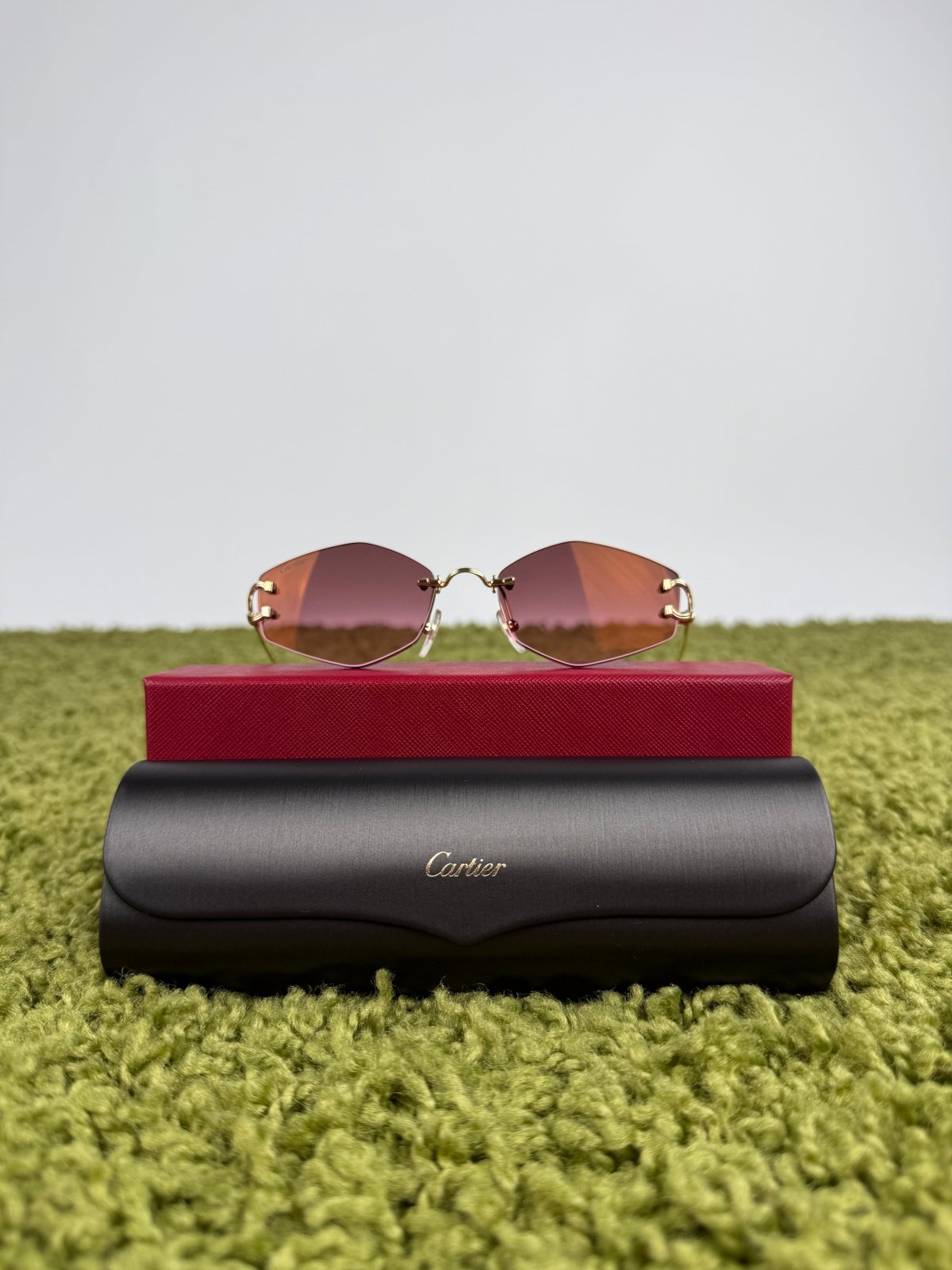 Occhiali da sole Geometrici Panthère de Cartier con lenti rosa e aste oro - Second Hand Di Fiore