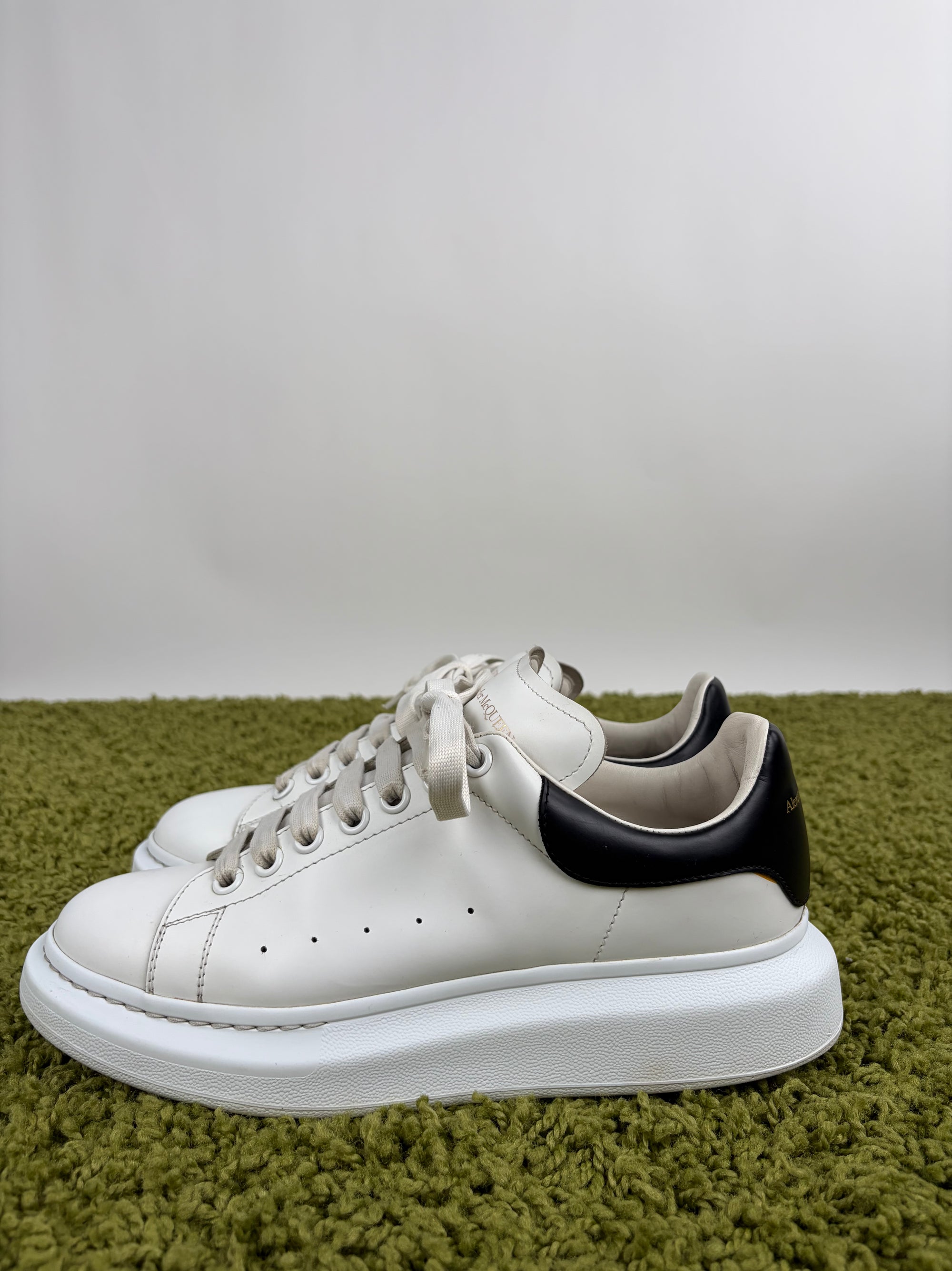 Mcqueen Size 42 bianche e nere