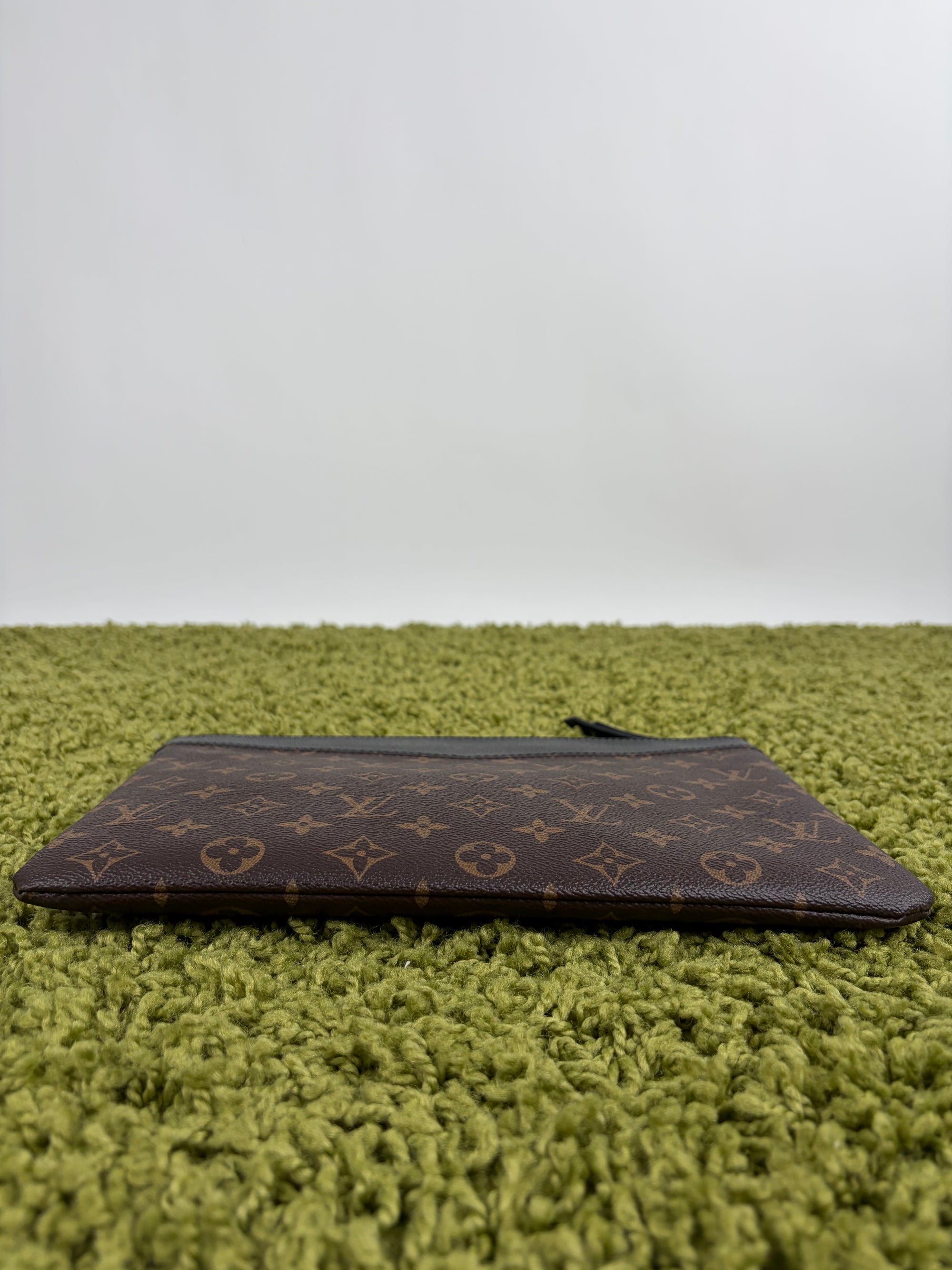 Pochette Louis Vuitton marrone e nera