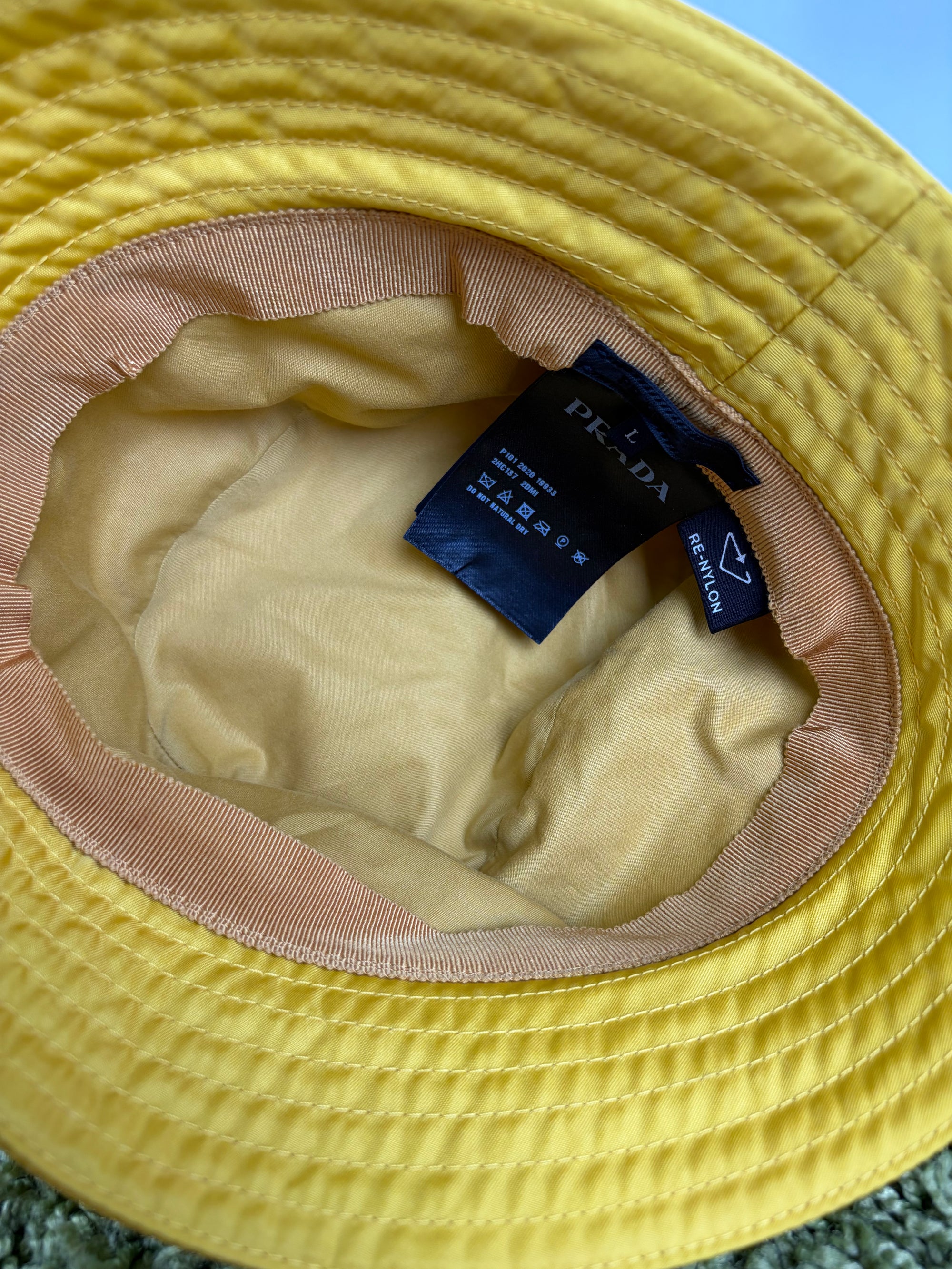 Cappello Prada in Re-nylon giallo