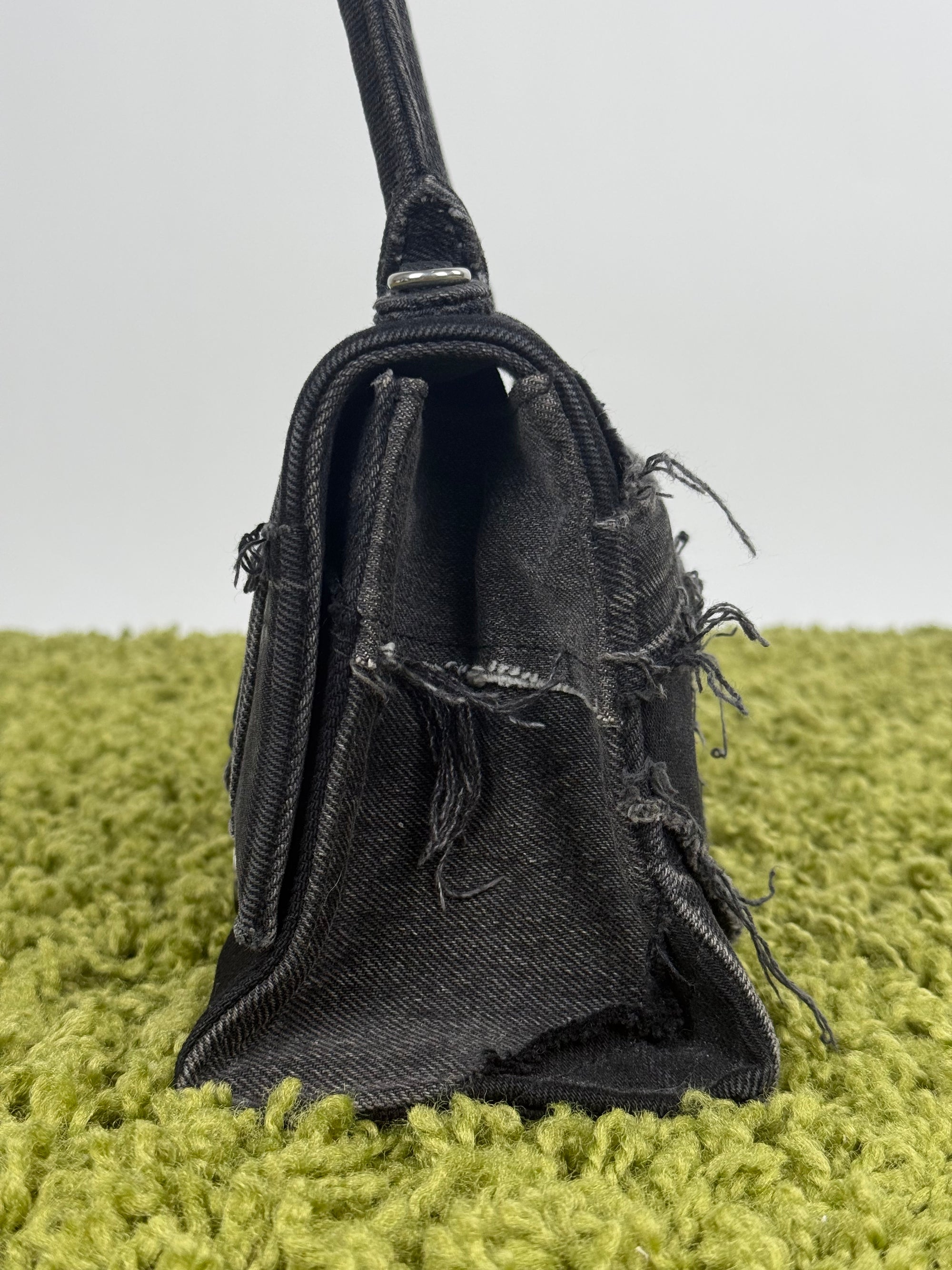 Borsa Balenciaga Hourglass Small in denim patchwork nero con logo B metallico argento