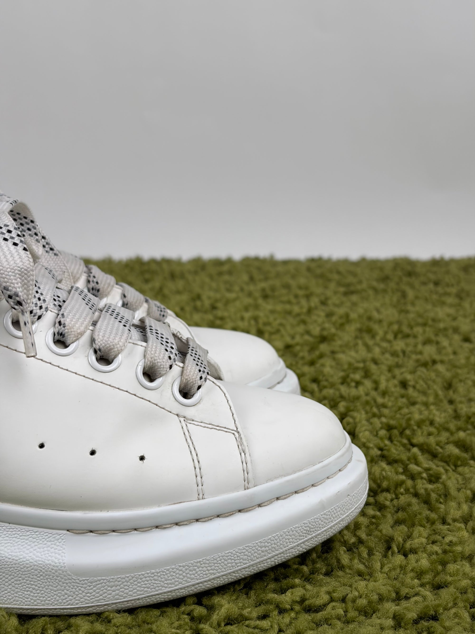 Mcqueen Size 39 bianche e nere