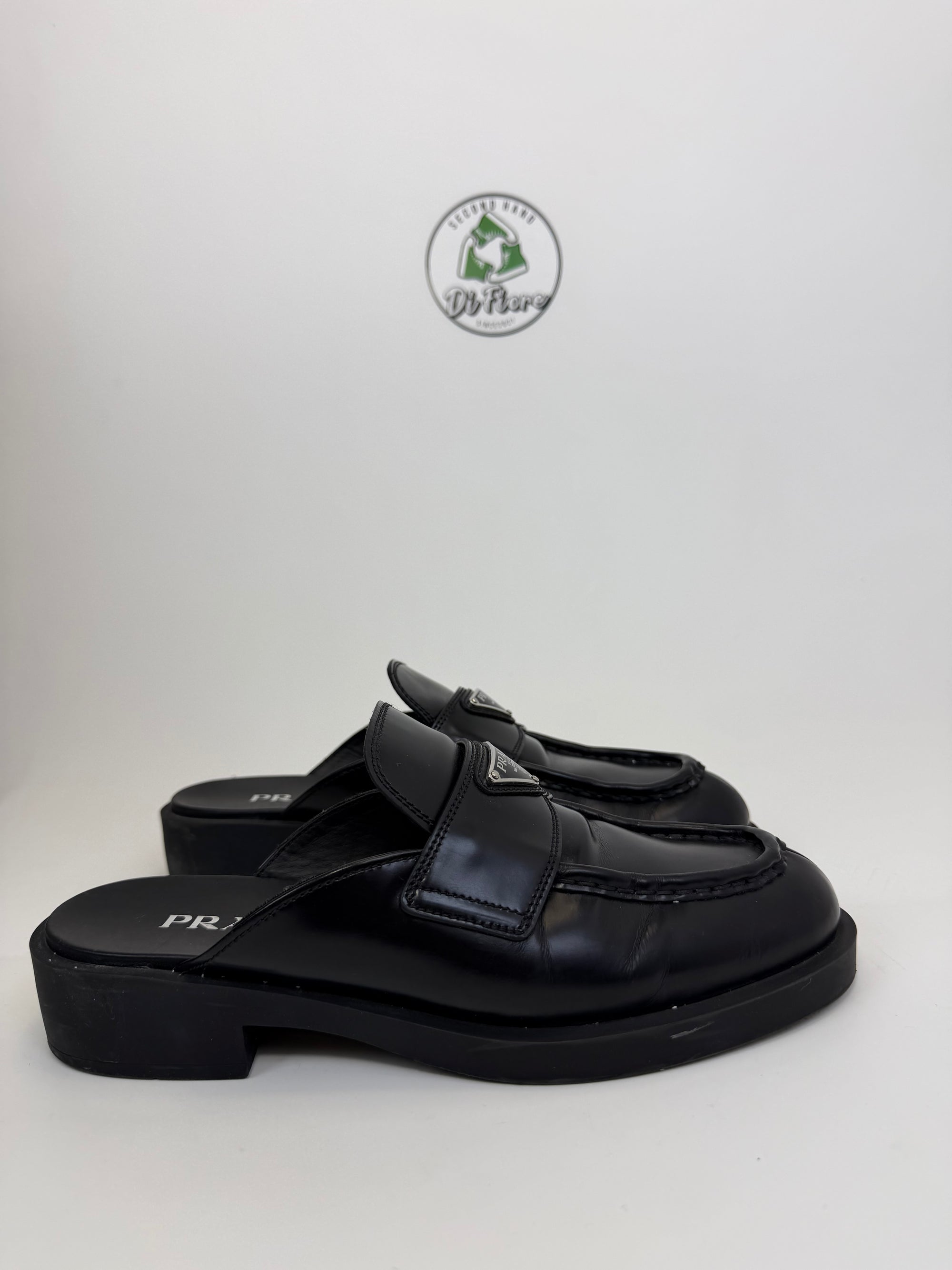 Mocassini Prada in pelle con placca