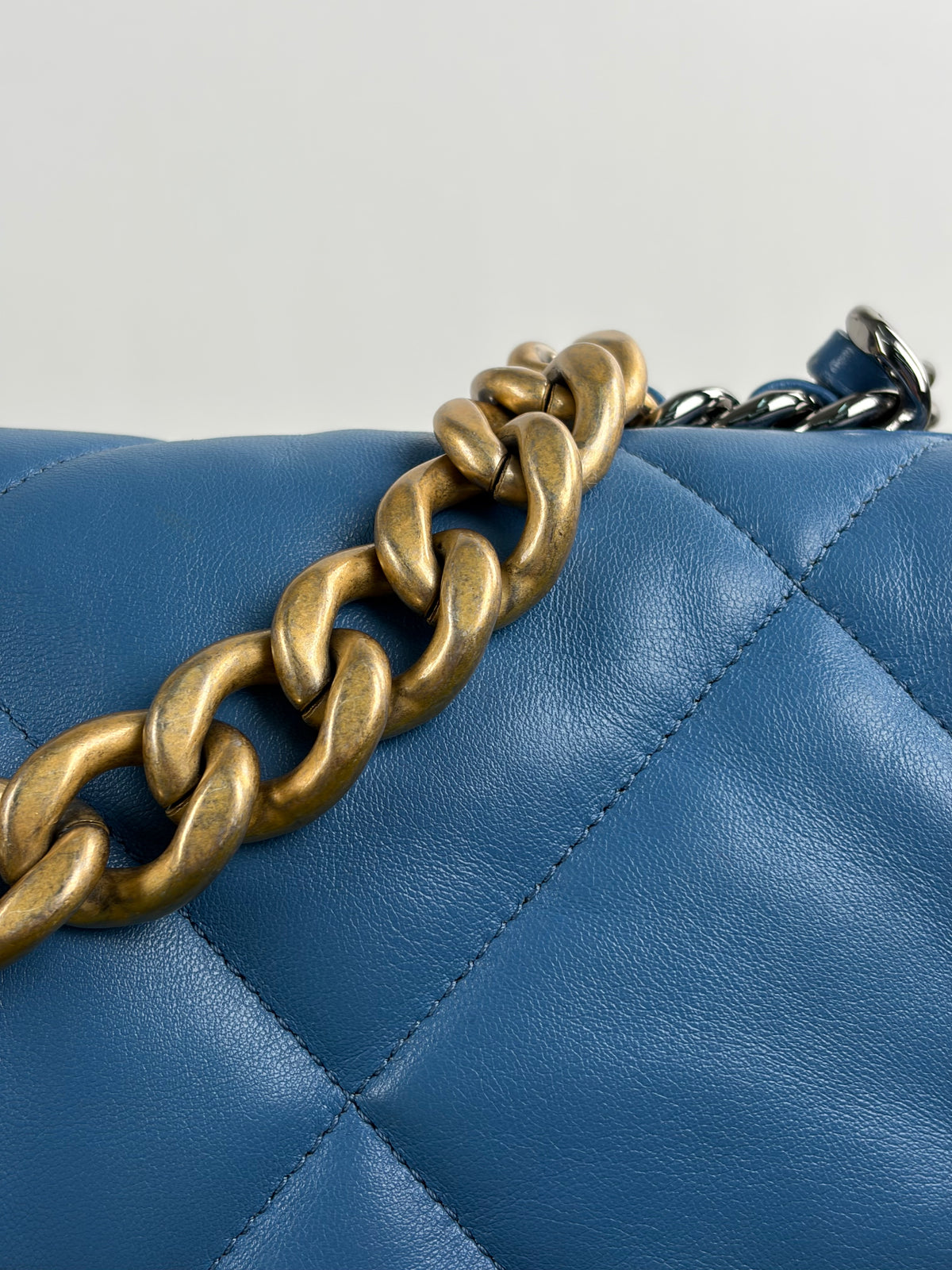 Borsa Chanel 19 Trapuntata in Pelle Azzurra