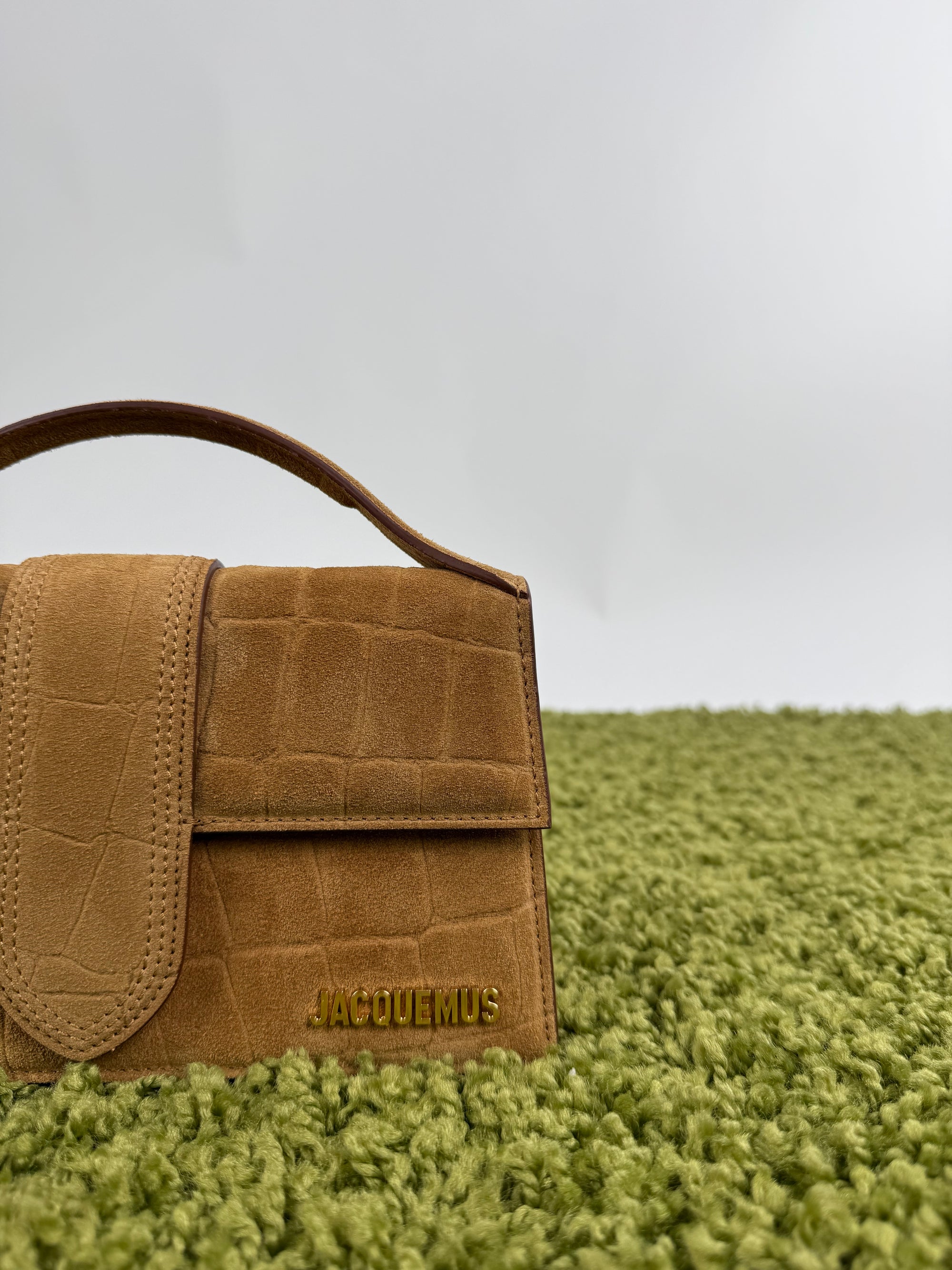 Jacquemus La Grande Bambino camoscio marrone con effetto Coccodrillo
