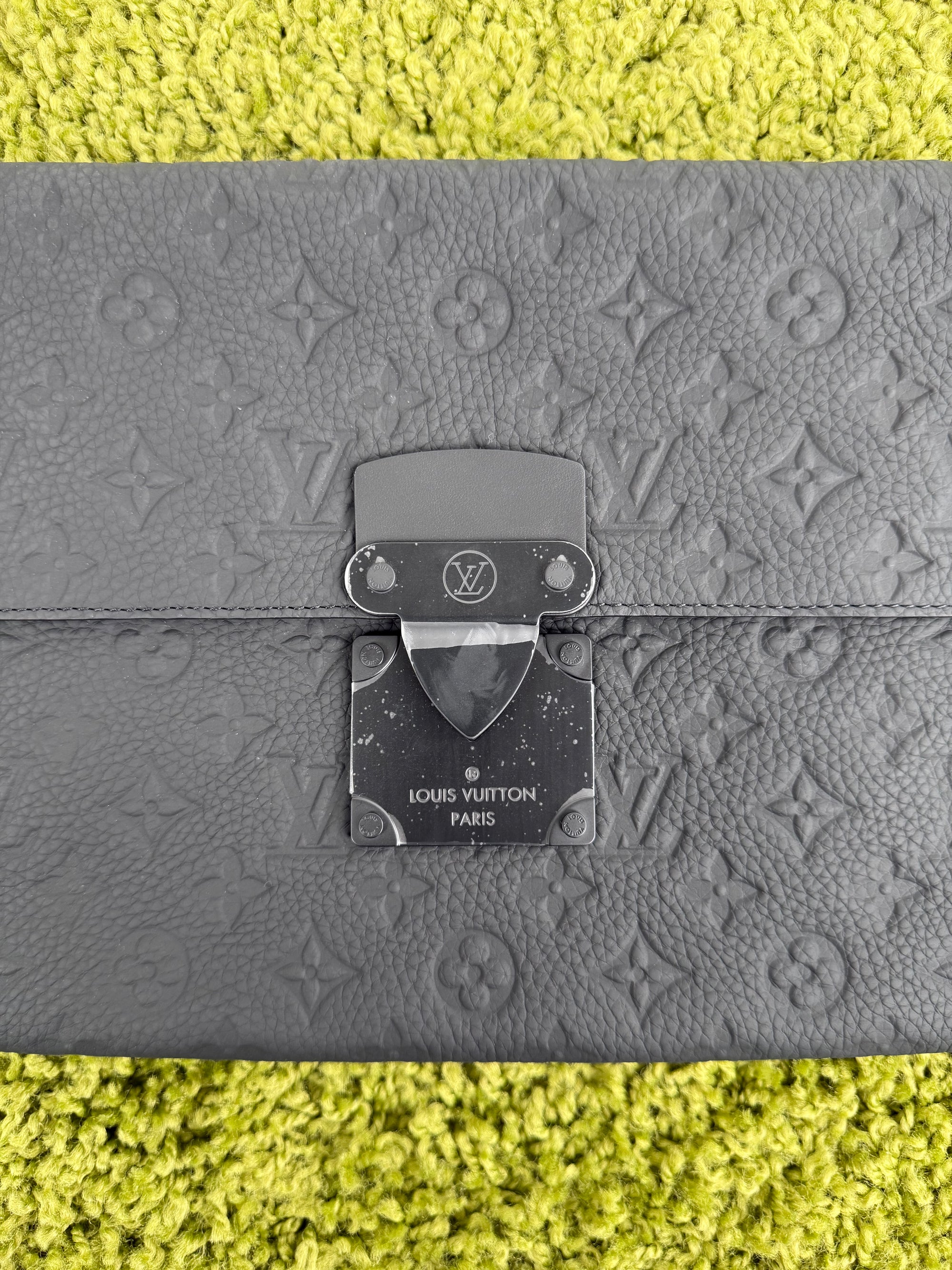 Pochette Louis Vuitton S-Lock in in pelle nera Monogram