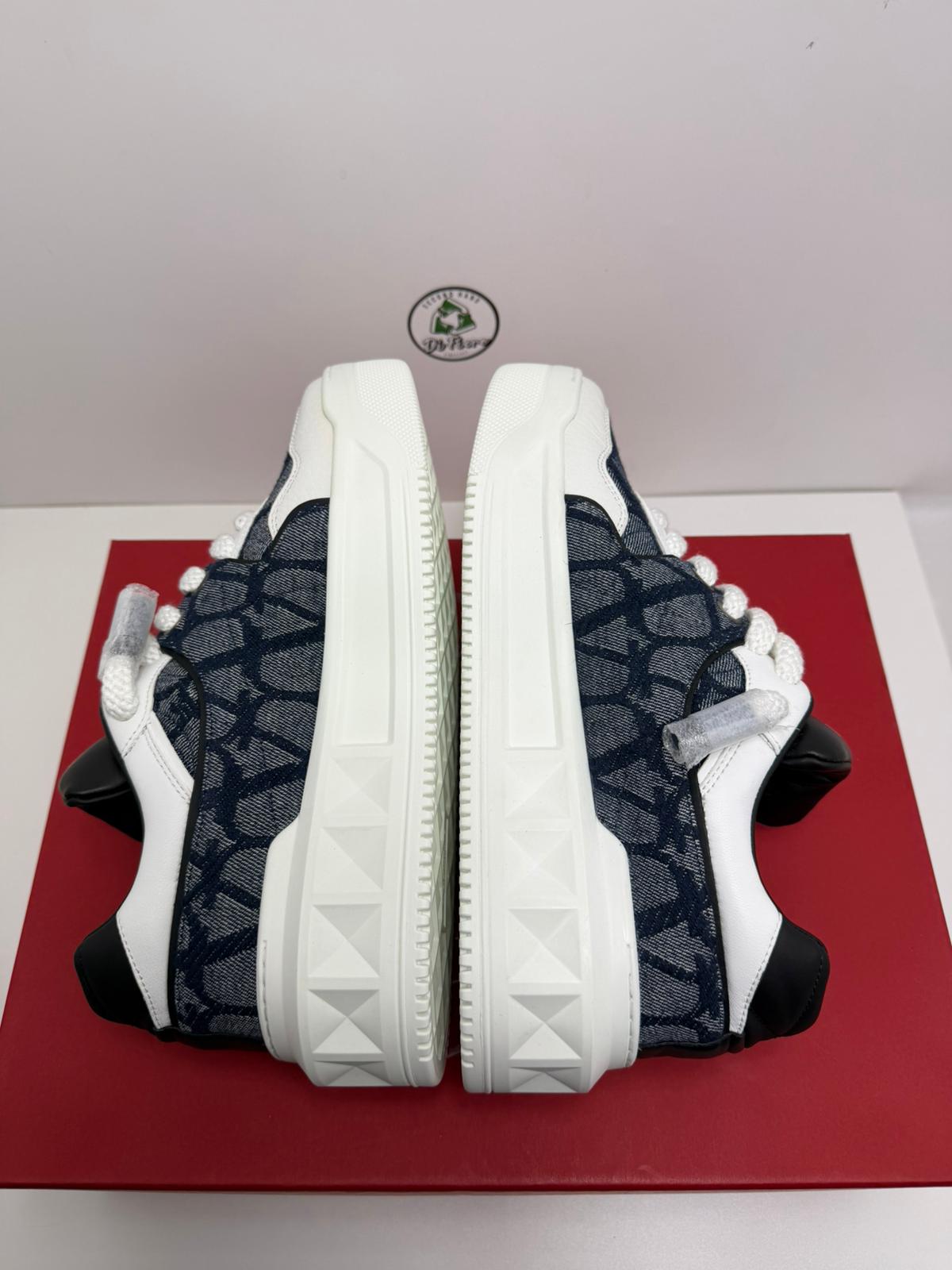 Valentino Size 40 blu e bianche