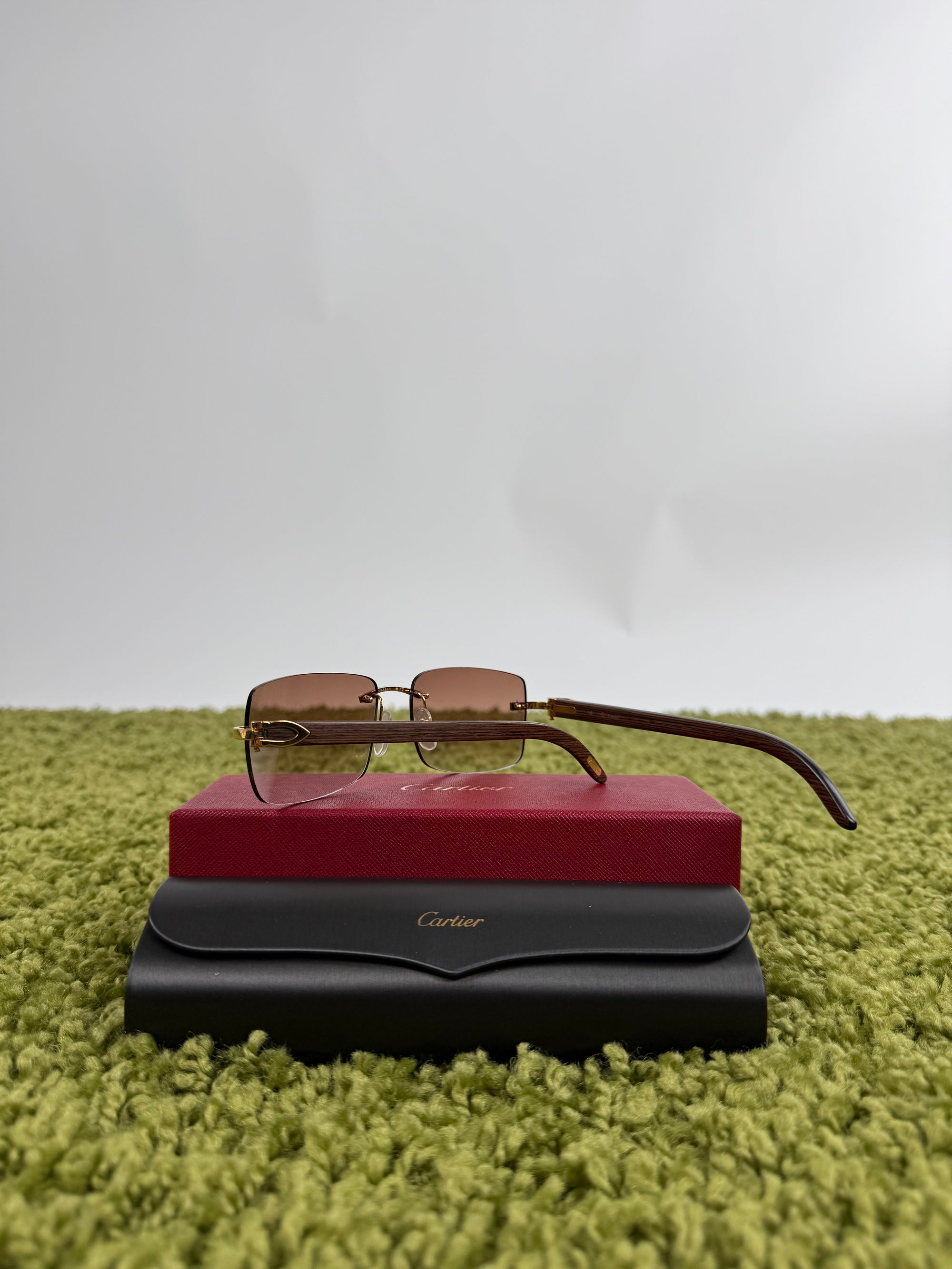Occhiali da sole Cartier Signature C in metallo dorato con aste in legno
