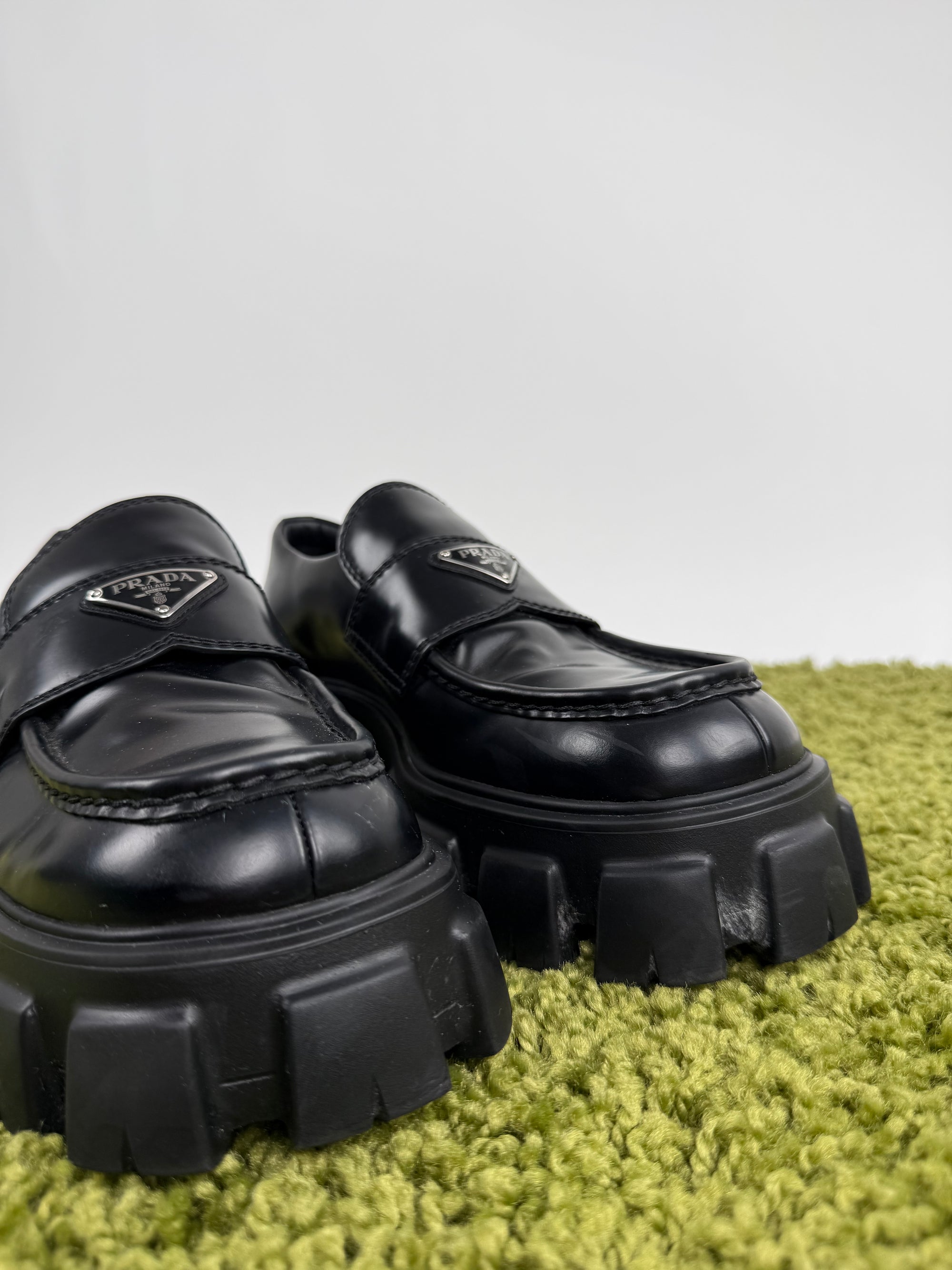 Mocassino Prada in pelle nera 9=43