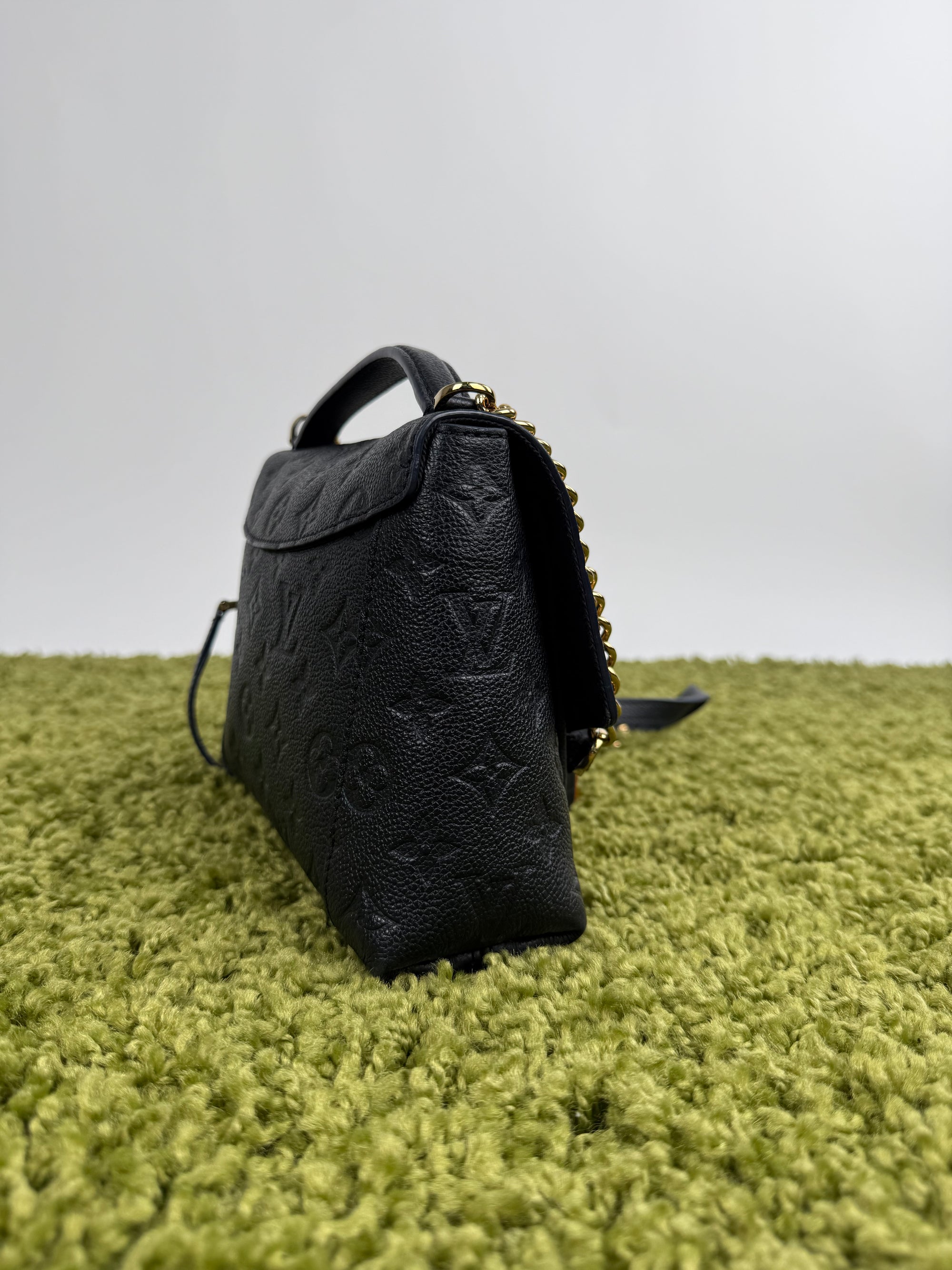 Borsa Louis Vuitton Blanche BB in pelle nera Monogram Empreinte