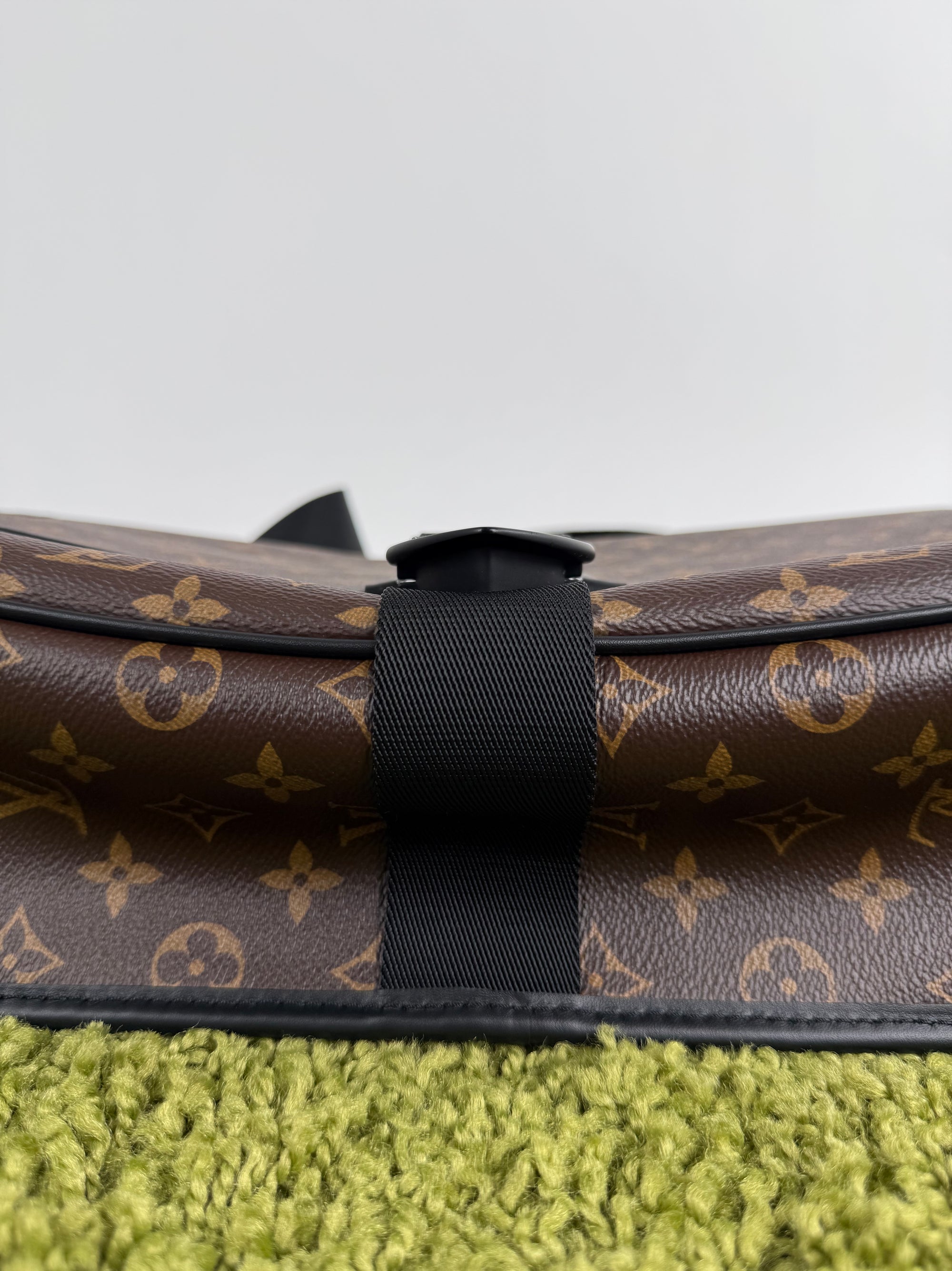 Borsa Messenger Louis Vuitton Macassar Archy Gm con finiture in pelle nera