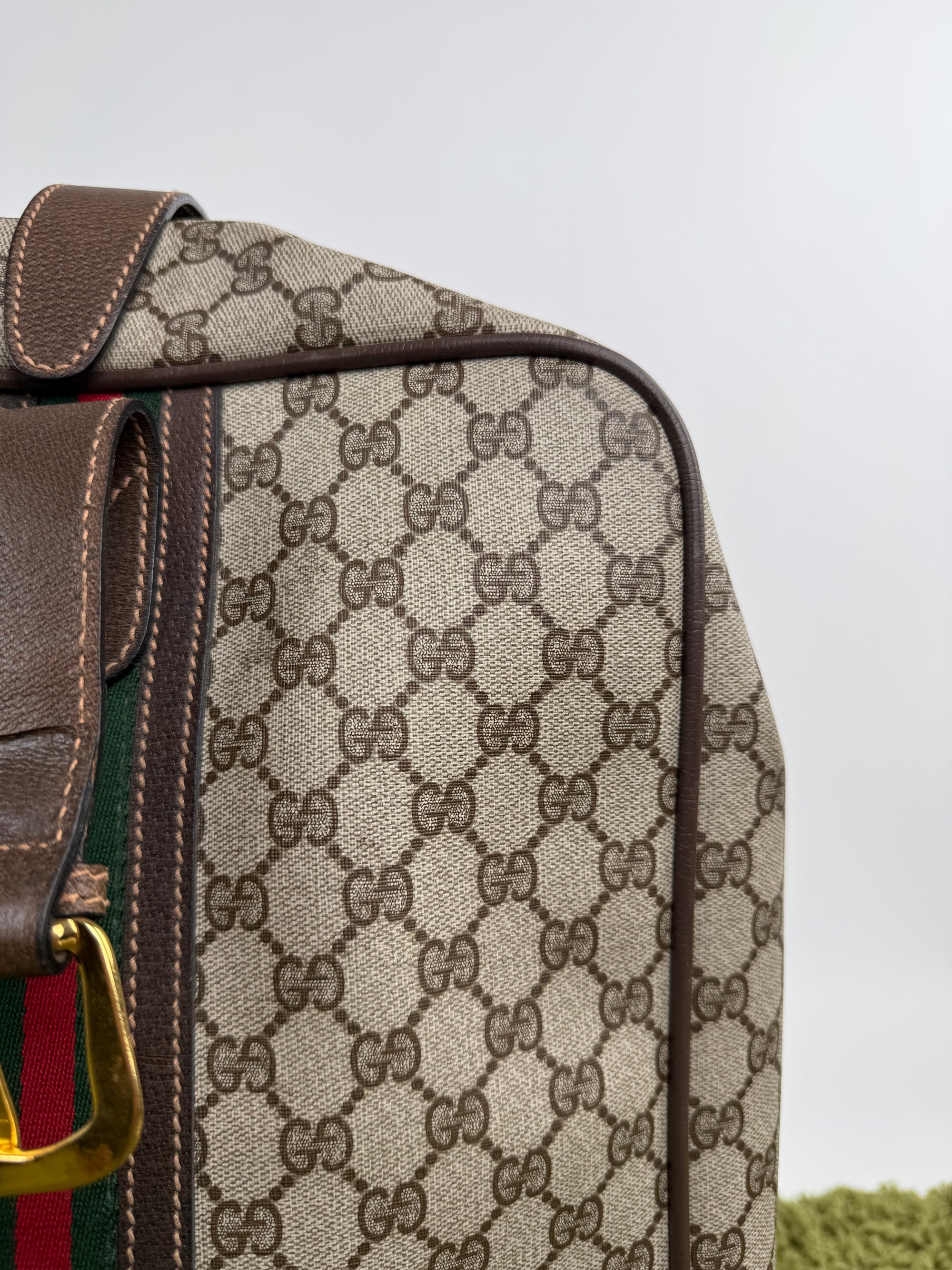 Valigia vintage Gucci realizzata in tela GG monogramma con dettagli in pelle marrone e strisce Web