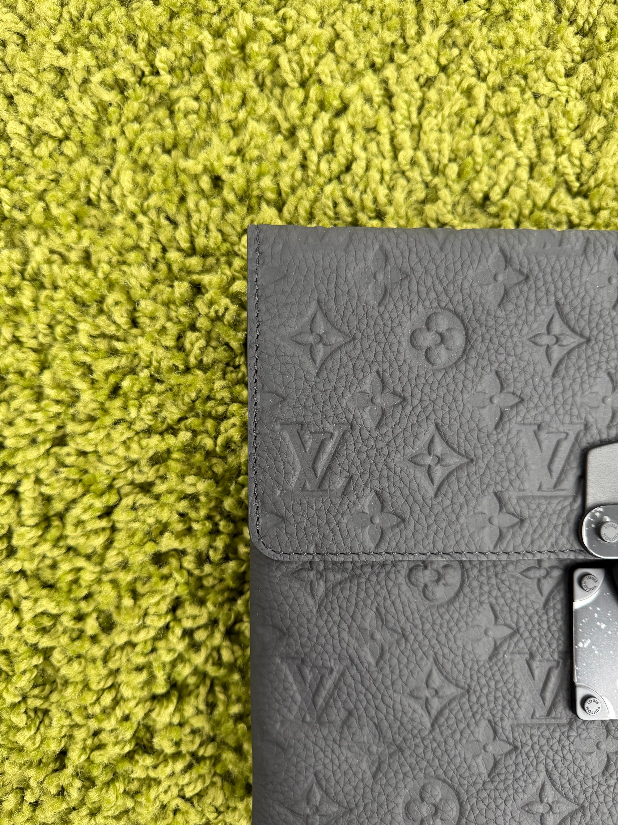 Pochette Louis Vuitton S-Lock in in pelle nera Monogram