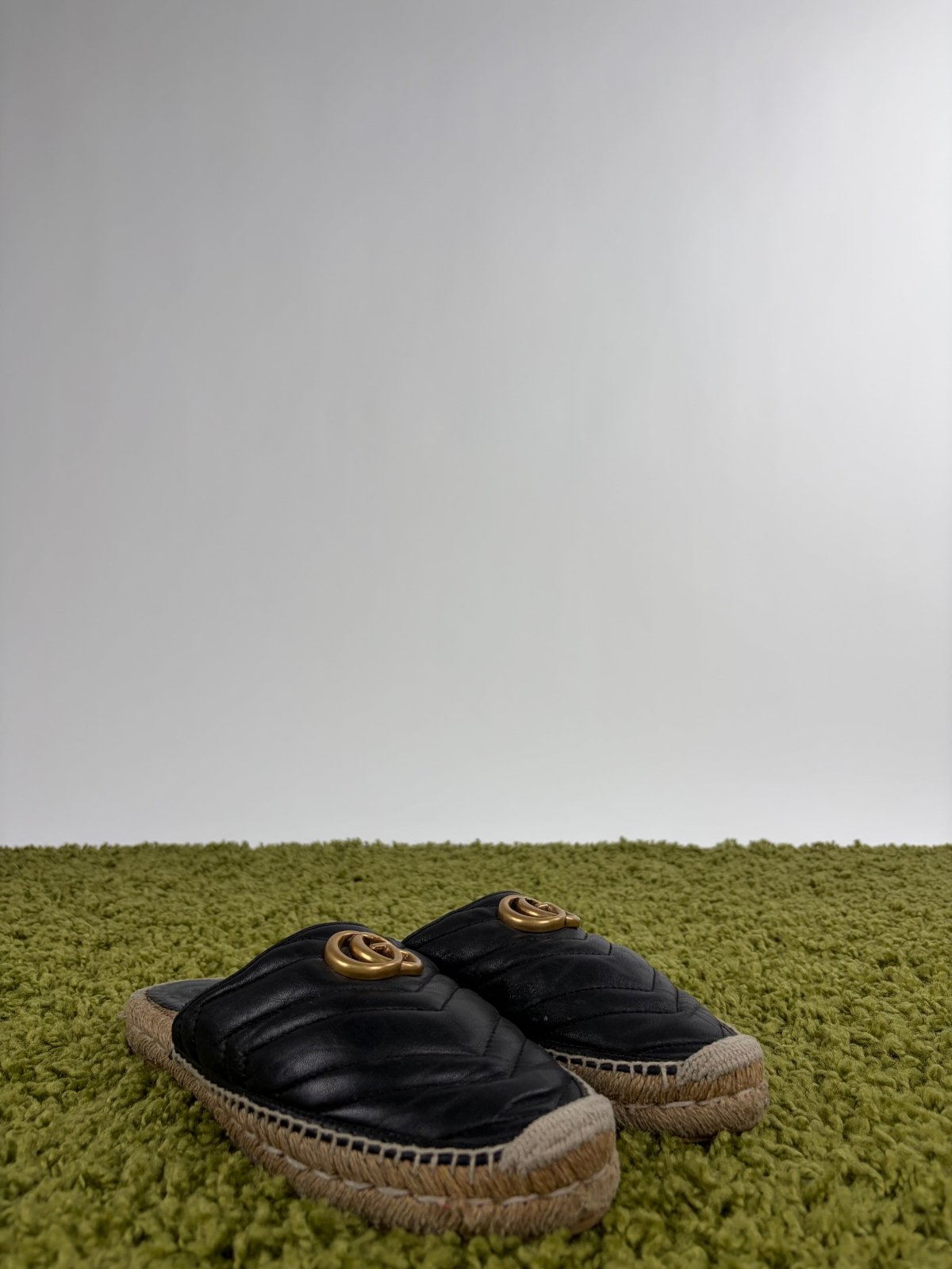 Sandali Gucci Size 38.5 neri e oro - Second Hand Di Fiore