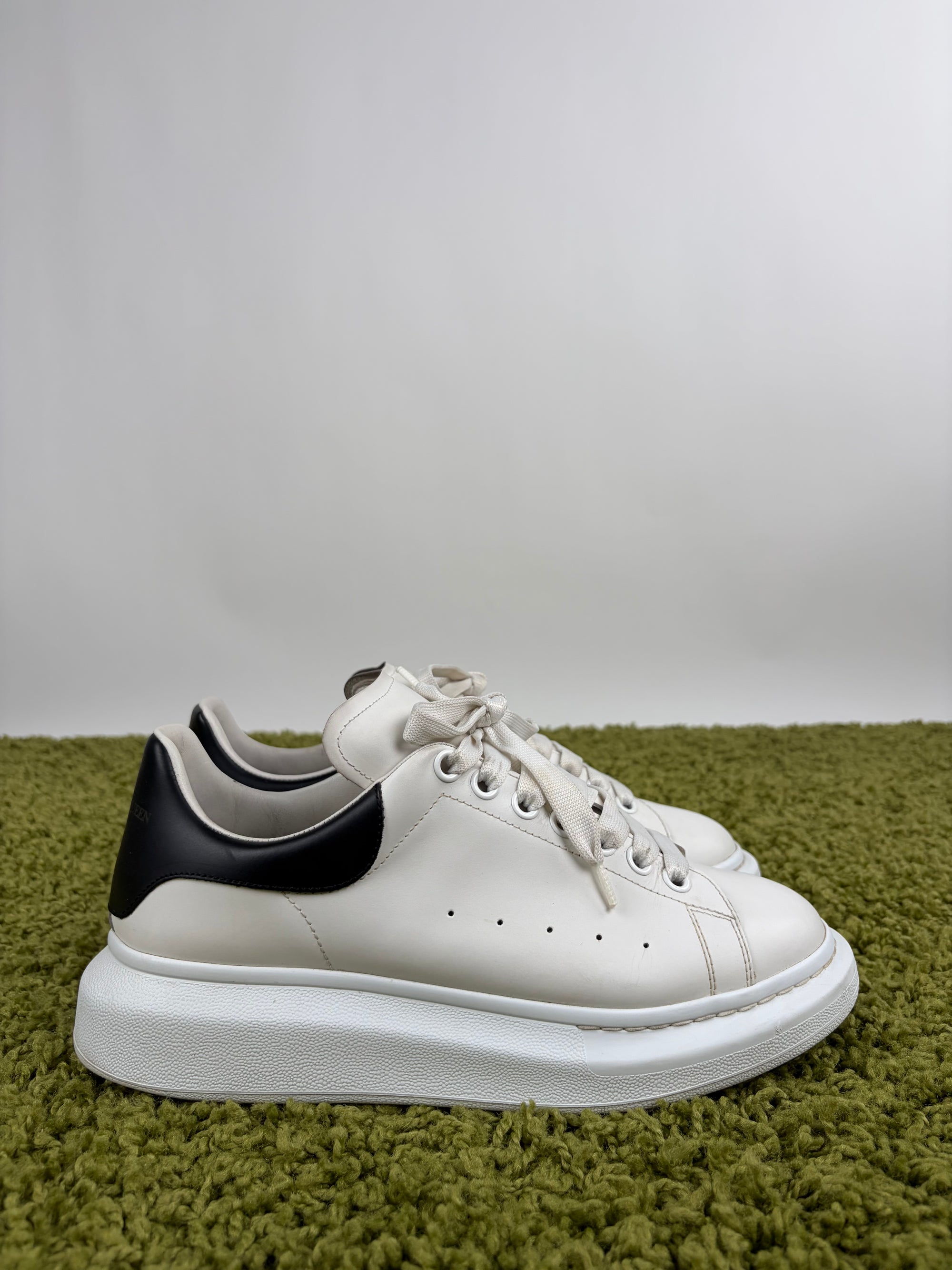 Mcqueen Size 41.5 bianche e nere
