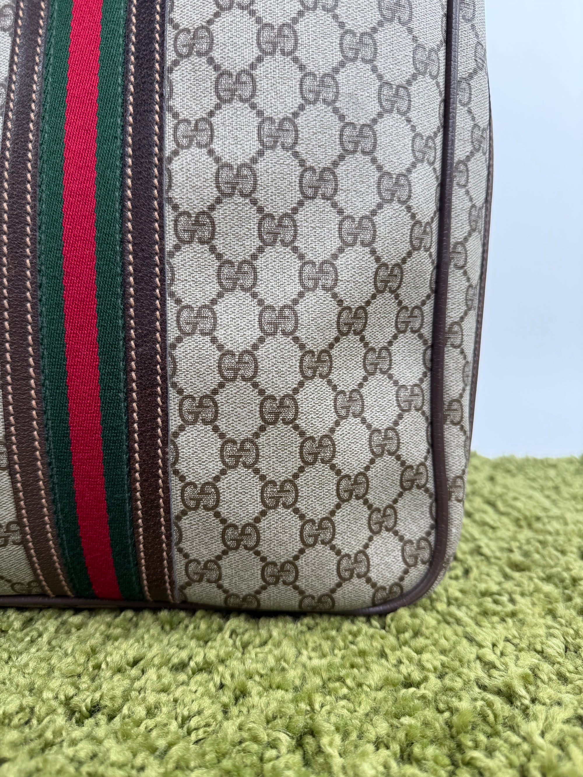 Valigia vintage Gucci realizzata in tela GG monogramma con dettagli in pelle marrone e strisce Web