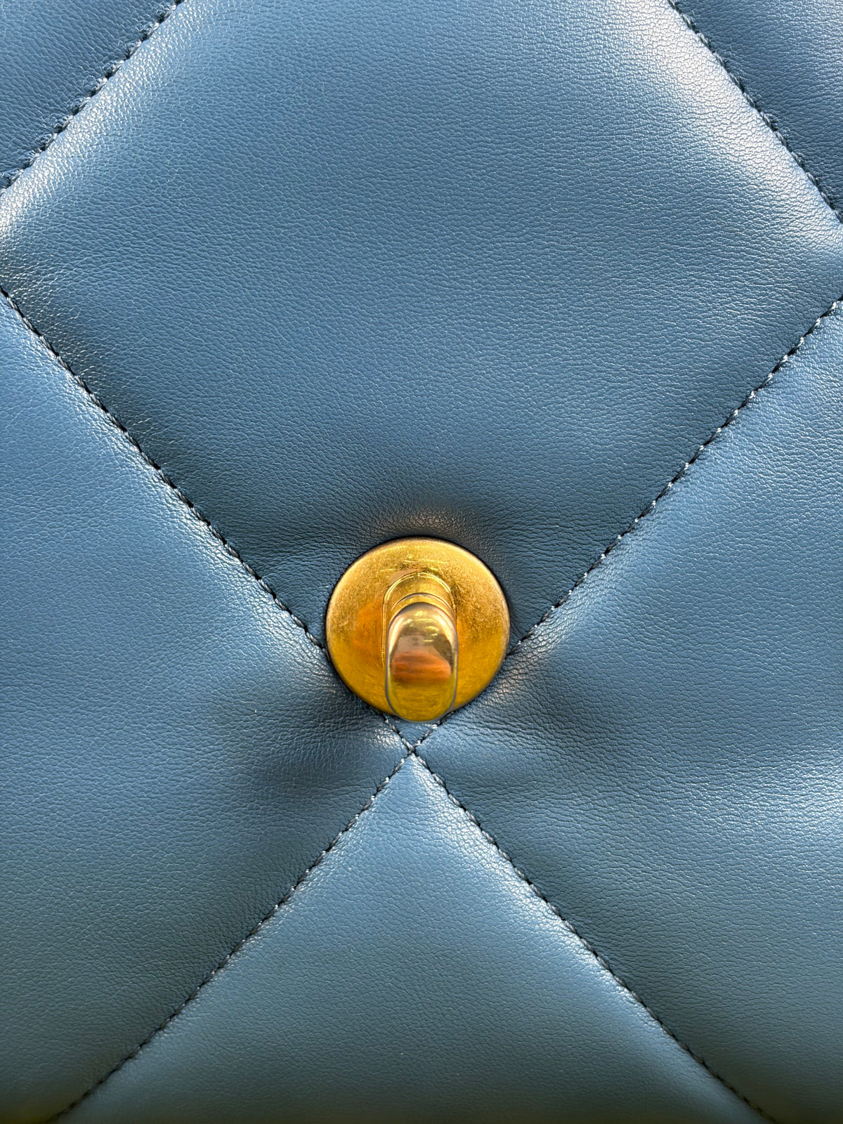 Borsa Chanel 19 Trapuntata in Pelle Azzurra