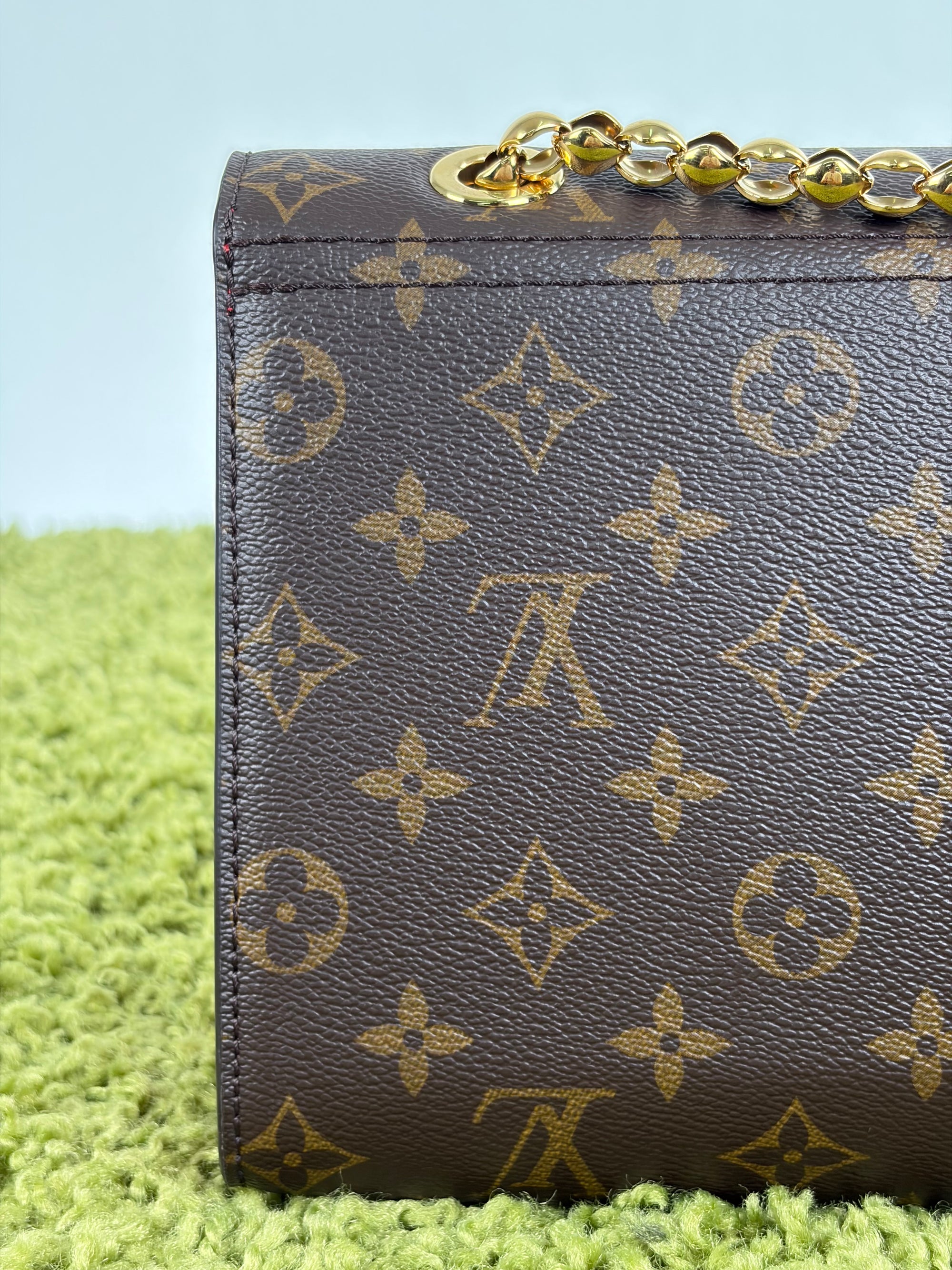 Borsa Louis Vuitton Victoire marrone rossa e oro