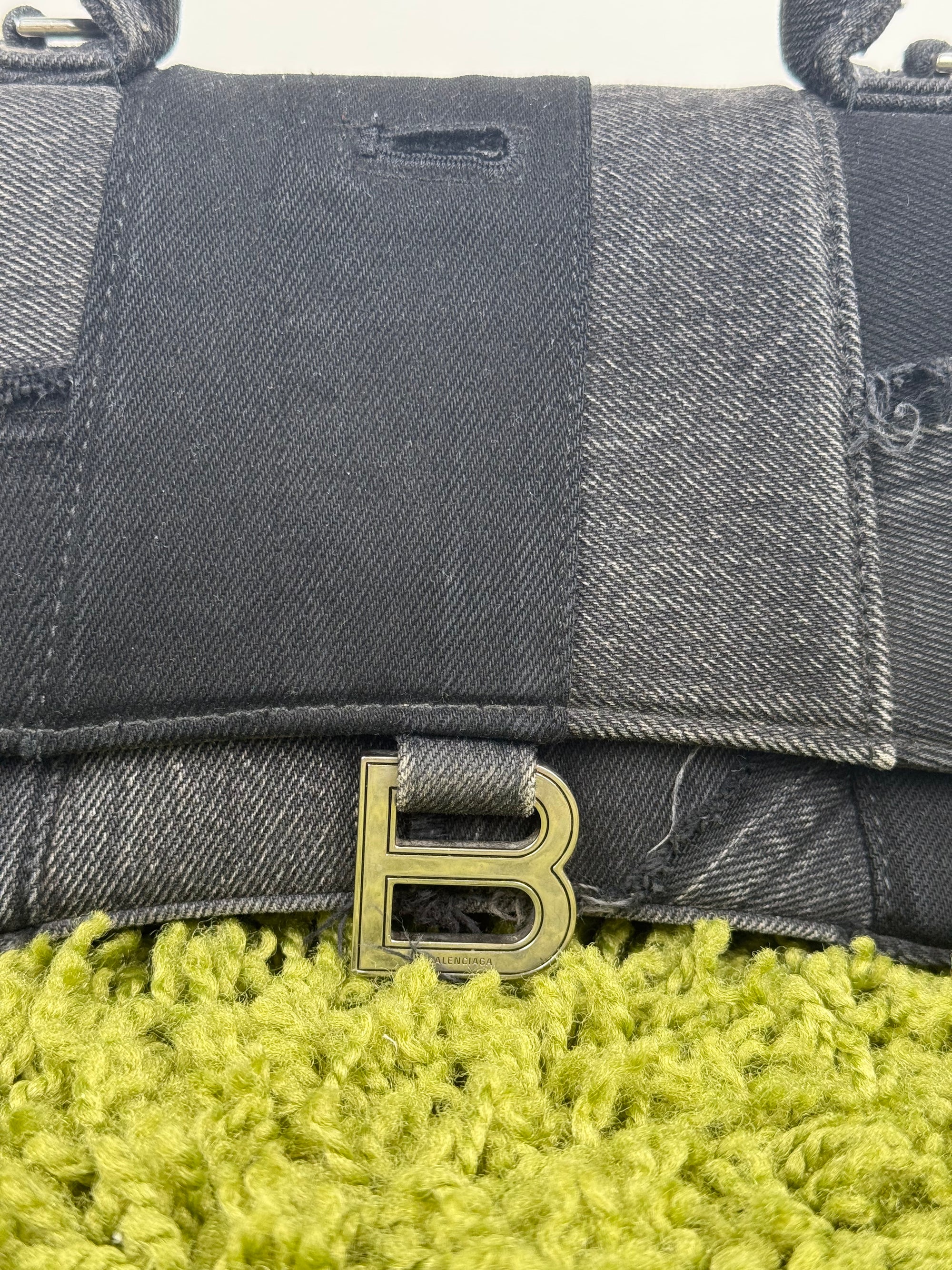 Borsa Balenciaga Hourglass Small in denim patchwork nero con logo B metallico argento