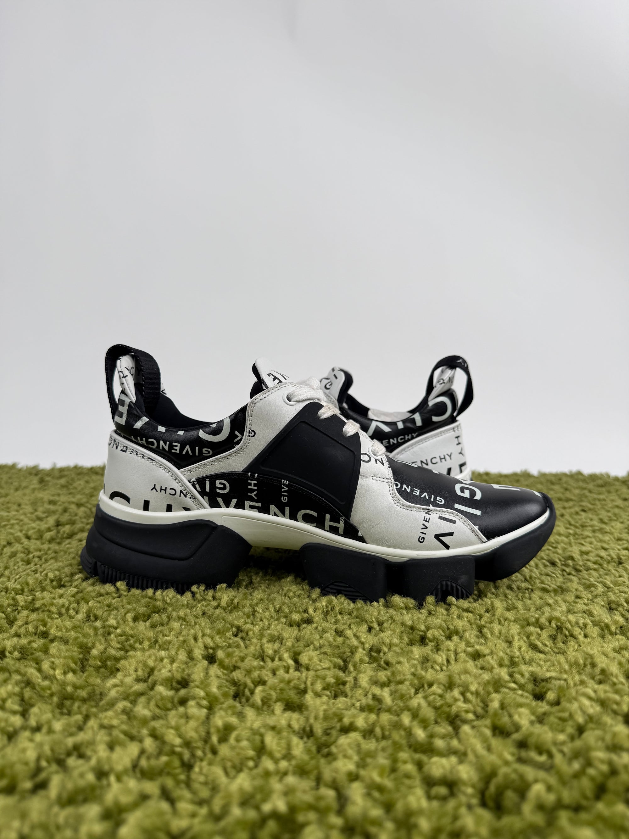 Givenchy Jaw in pelle nera e bianca 42