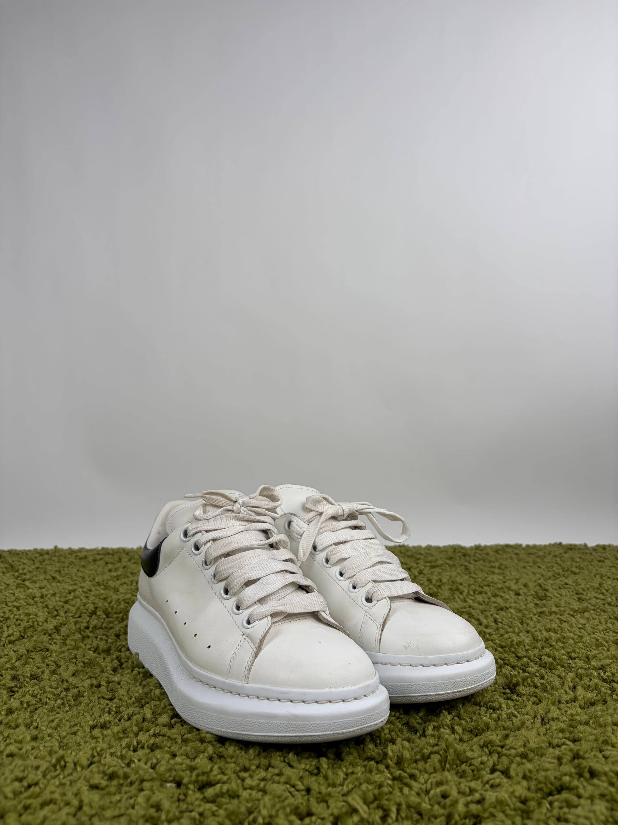 Mcqueen Size 39 bianche e nere