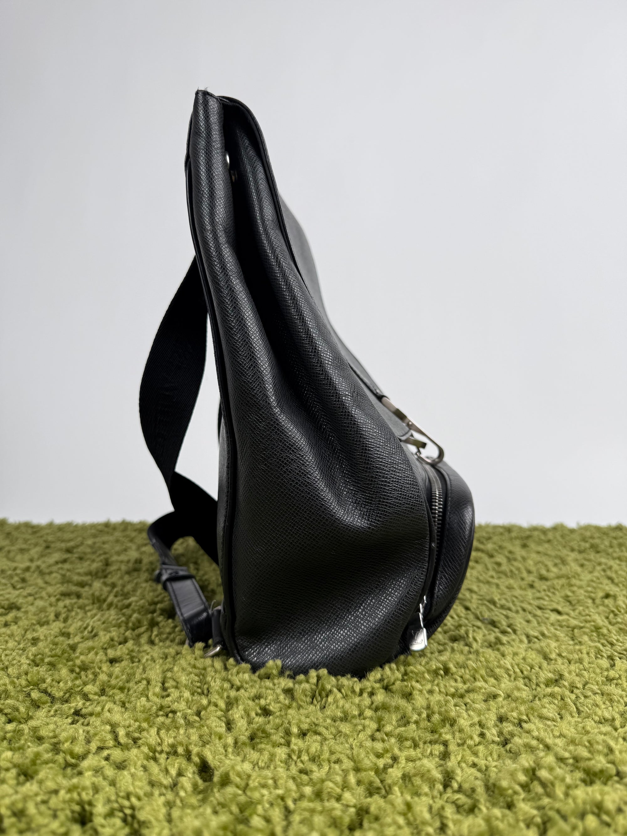 Zaino Cassiar Louis Vuitton in pelle Taiga Nero