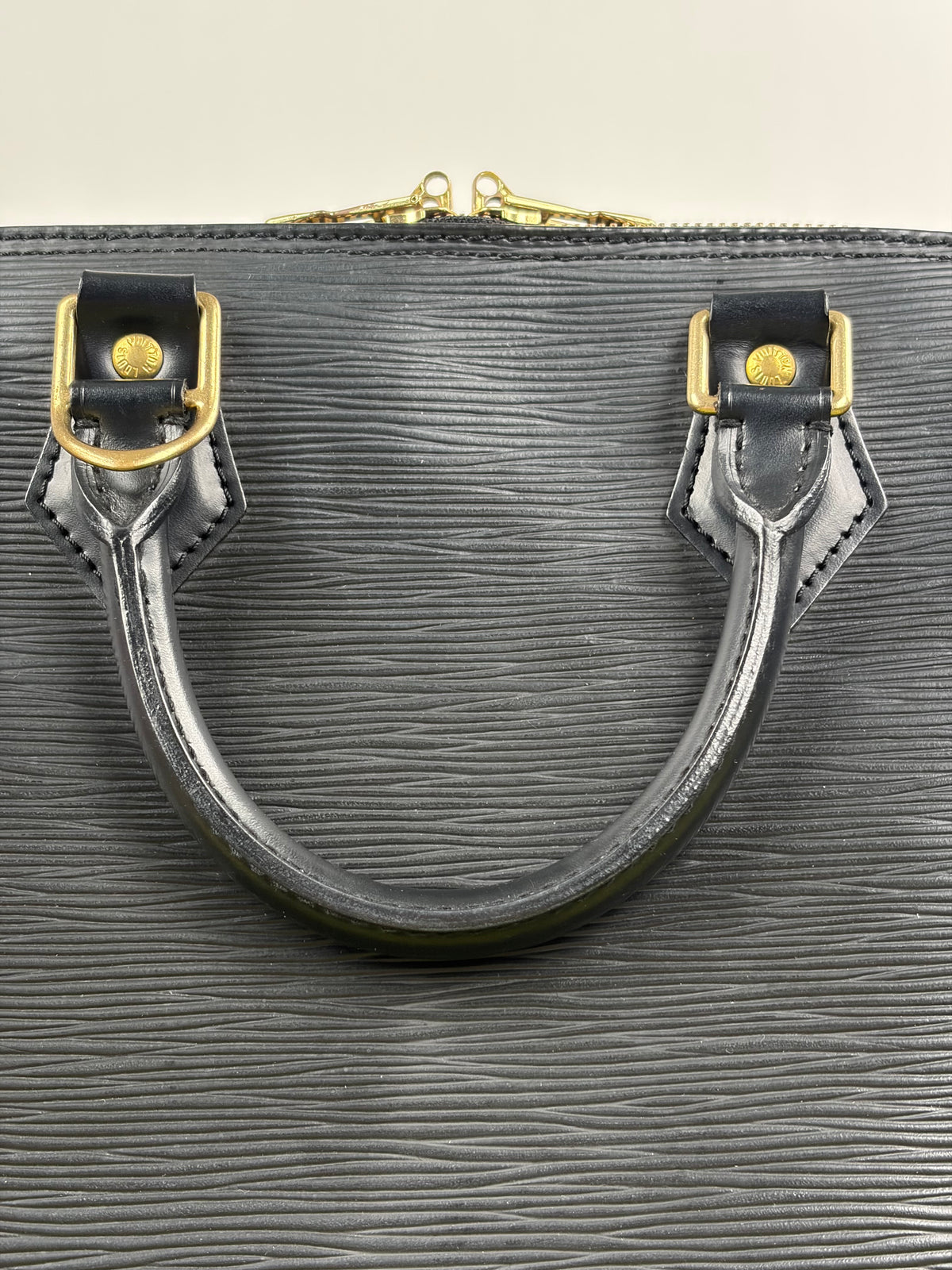 Borsa Alma PM in pelle epi Louis Vuitton Nero