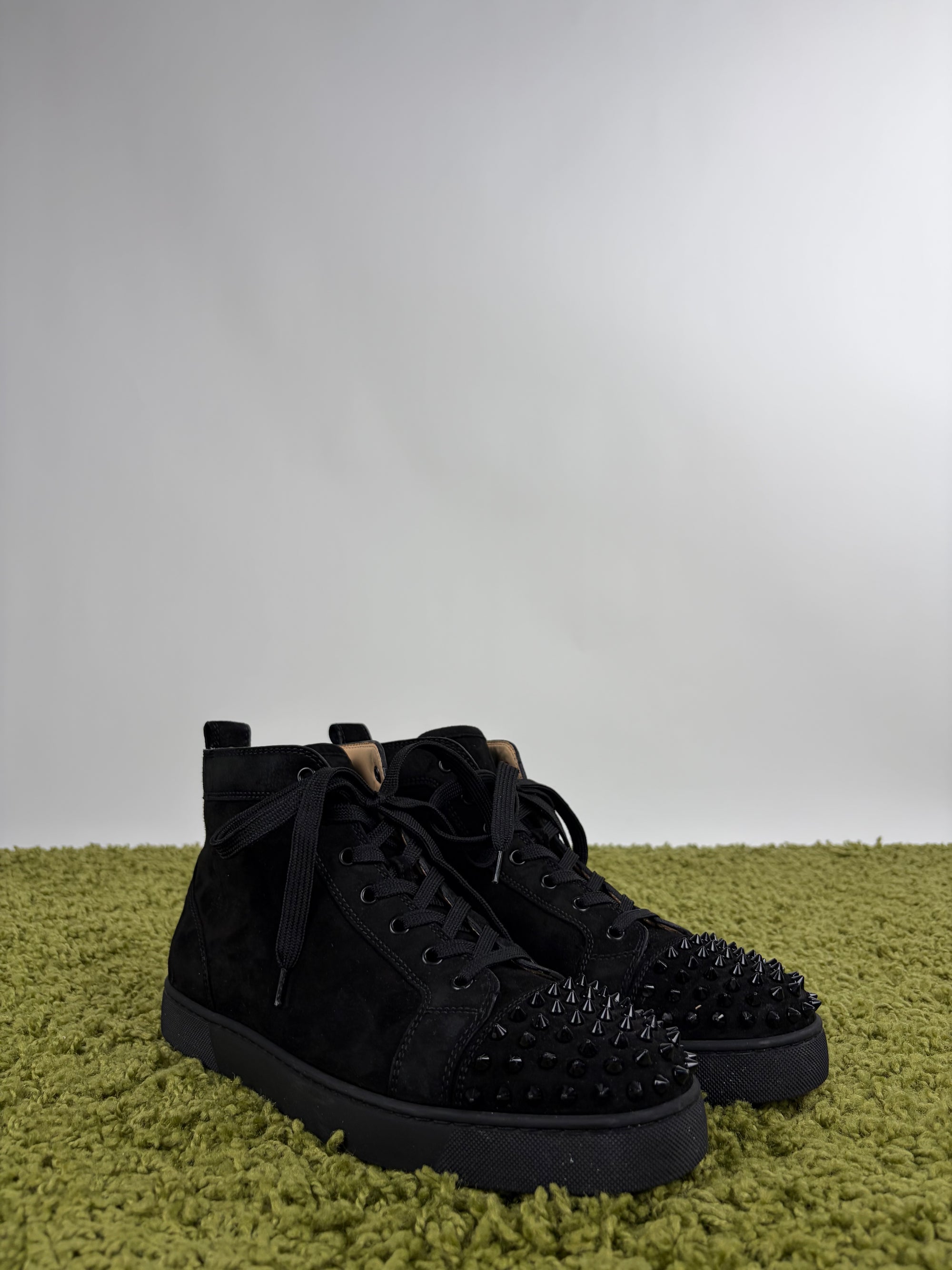 Louboutin Size 44 nere in camoscio