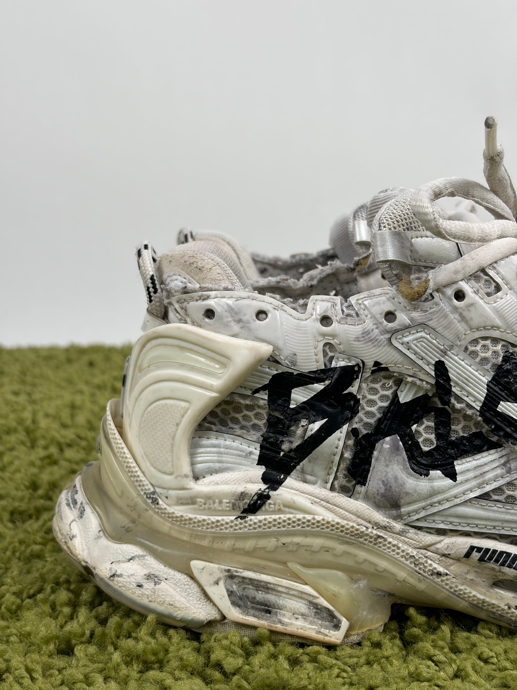 Balenciaga Runner Size 40 bianche e nere effetto usato