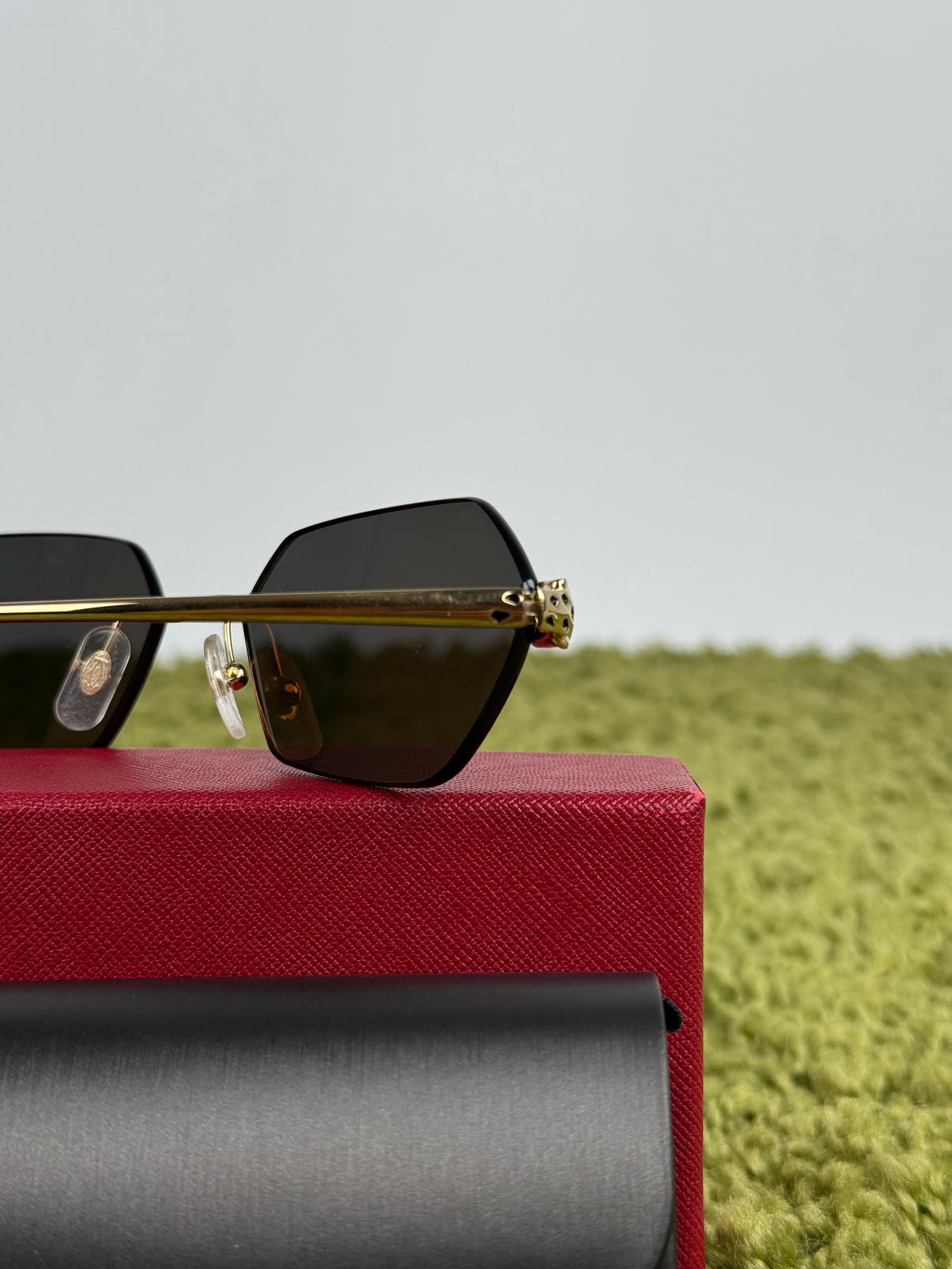 Occhiali da sole Geometrici CT0636S Panthère de Cartier con Lenti Nere e aste oro