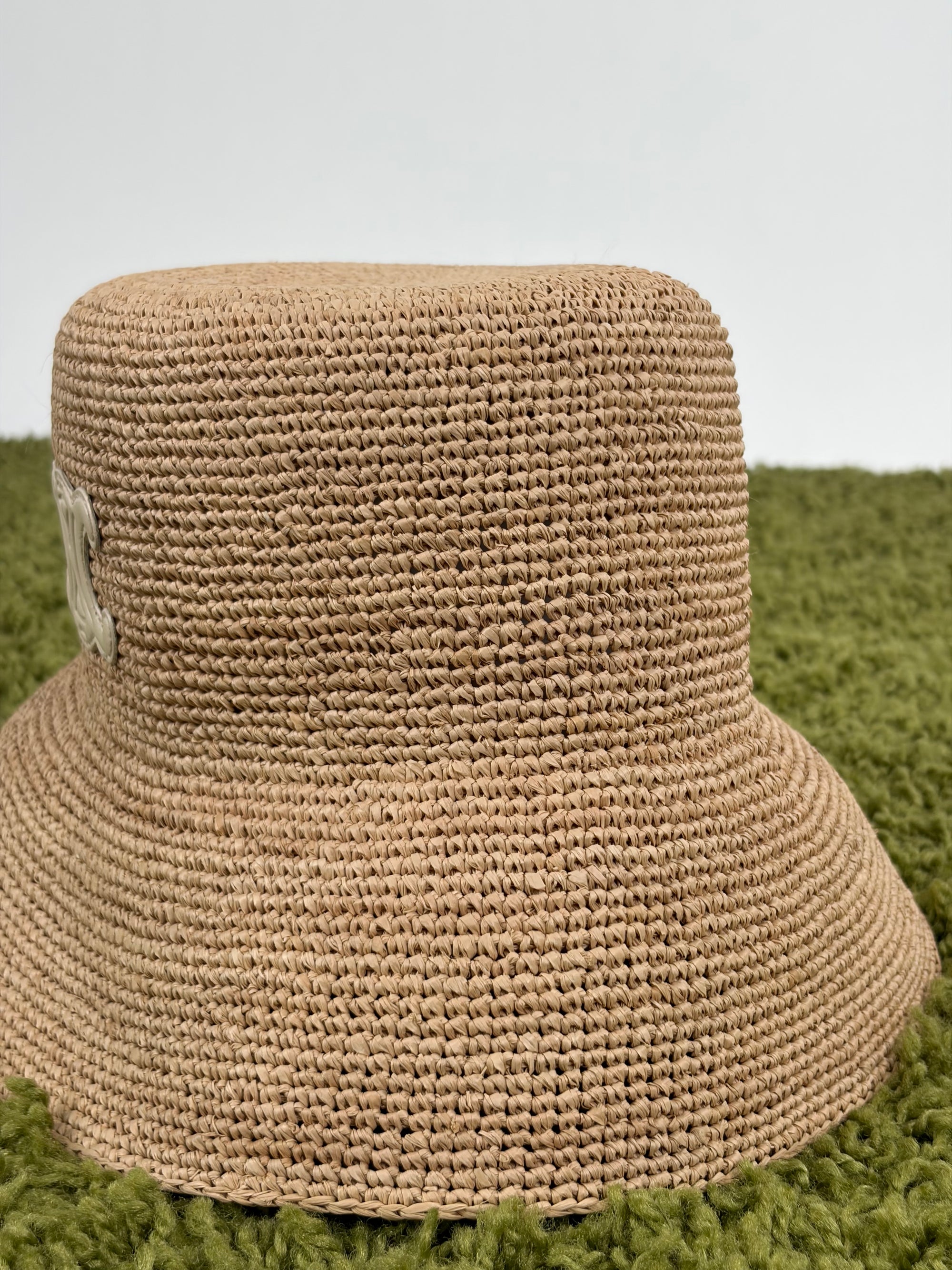 Cappello celine alla pescatora Triomphe in rafia beige