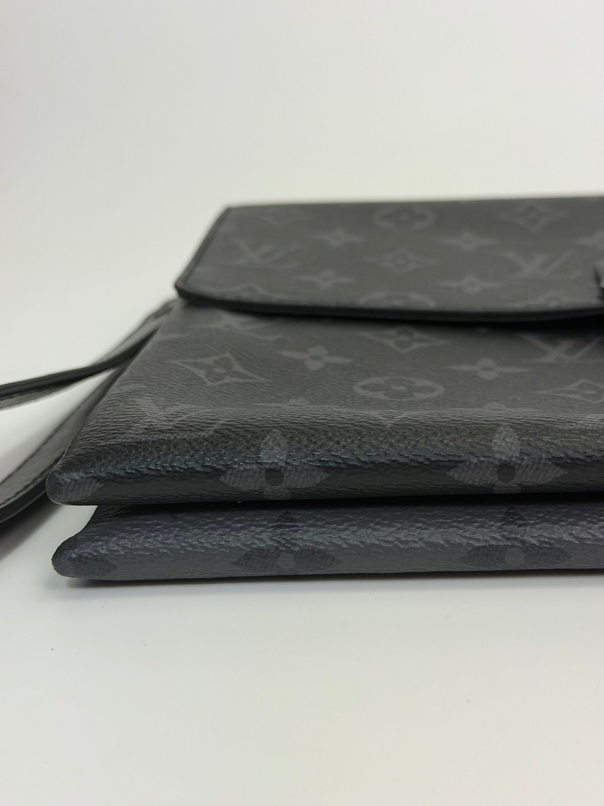 Louis Vuitton pochette lock nera