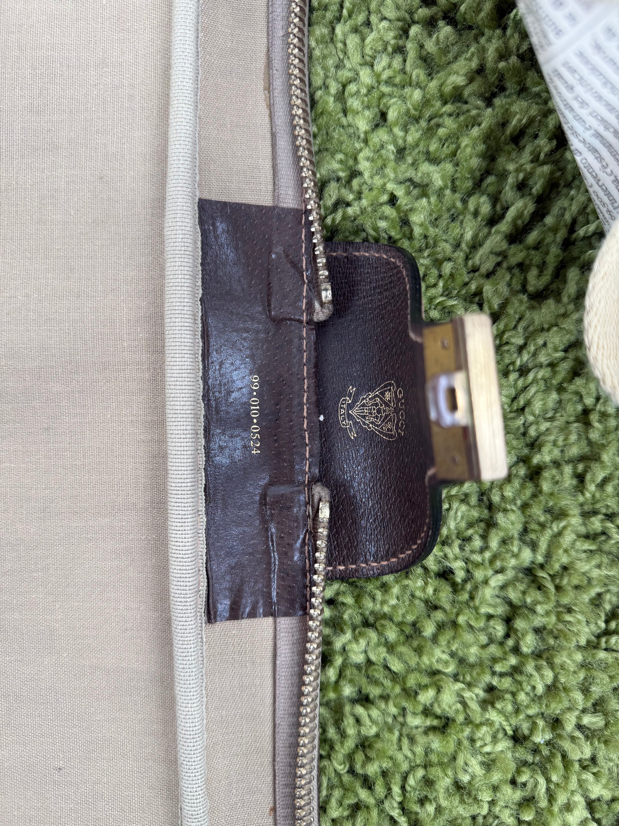 Valigia vintage Gucci realizzata in tela GG monogramma con dettagli in pelle marrone e strisce Web