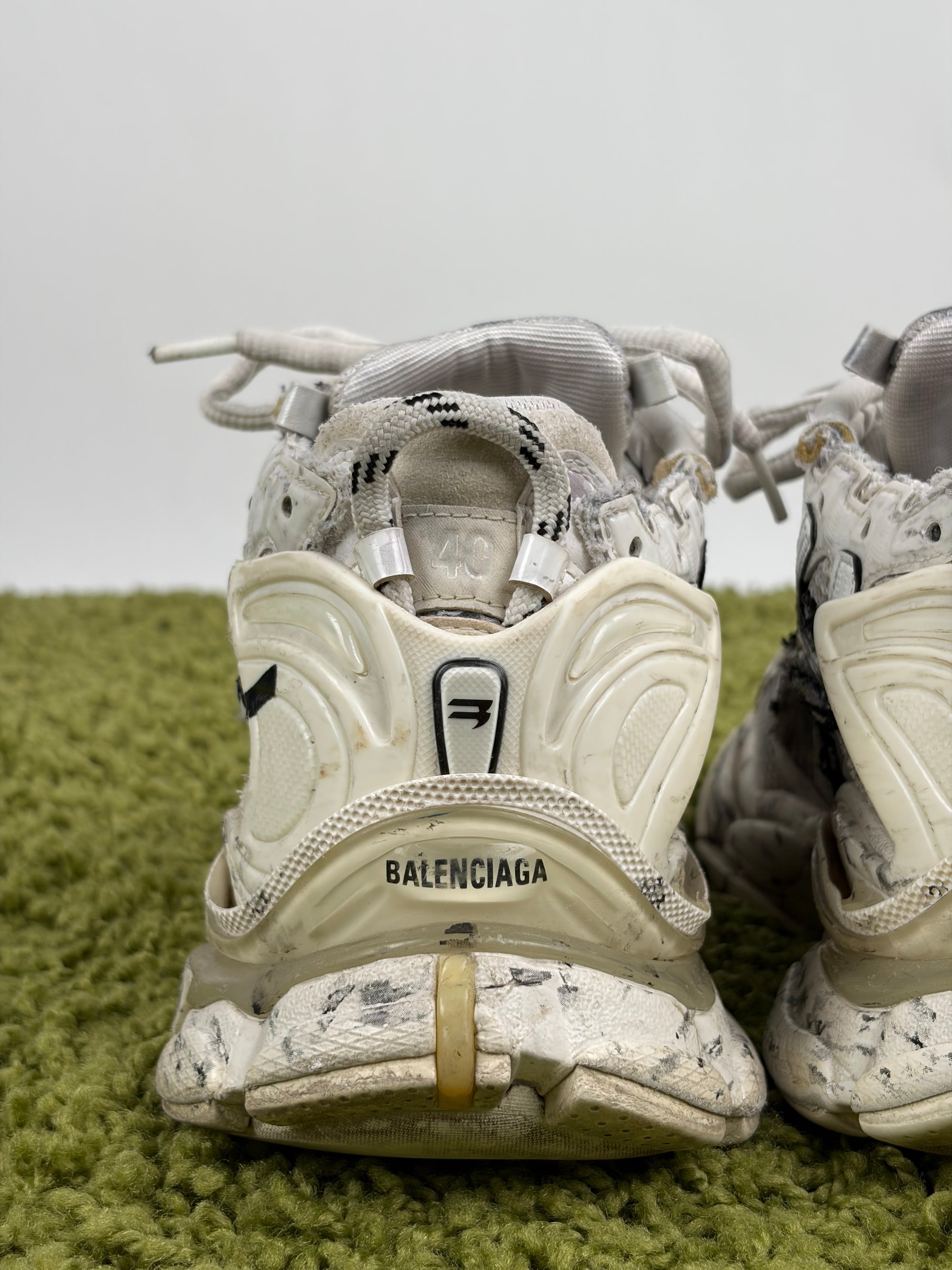 Balenciaga Runner Size 40 bianche e nere effetto usato
