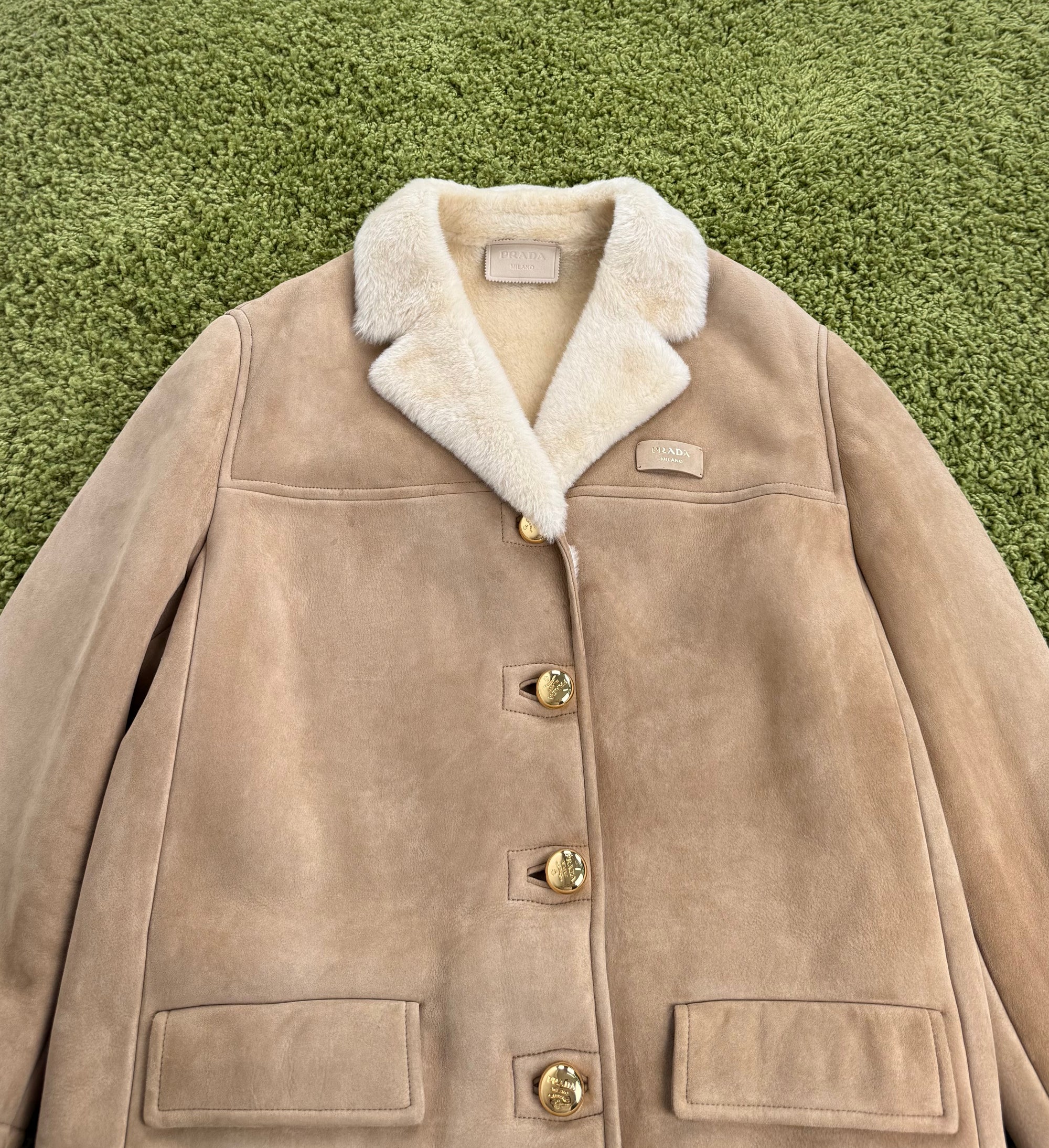 Montone con collo in shearling e bottoni incisi Prada Beige 40