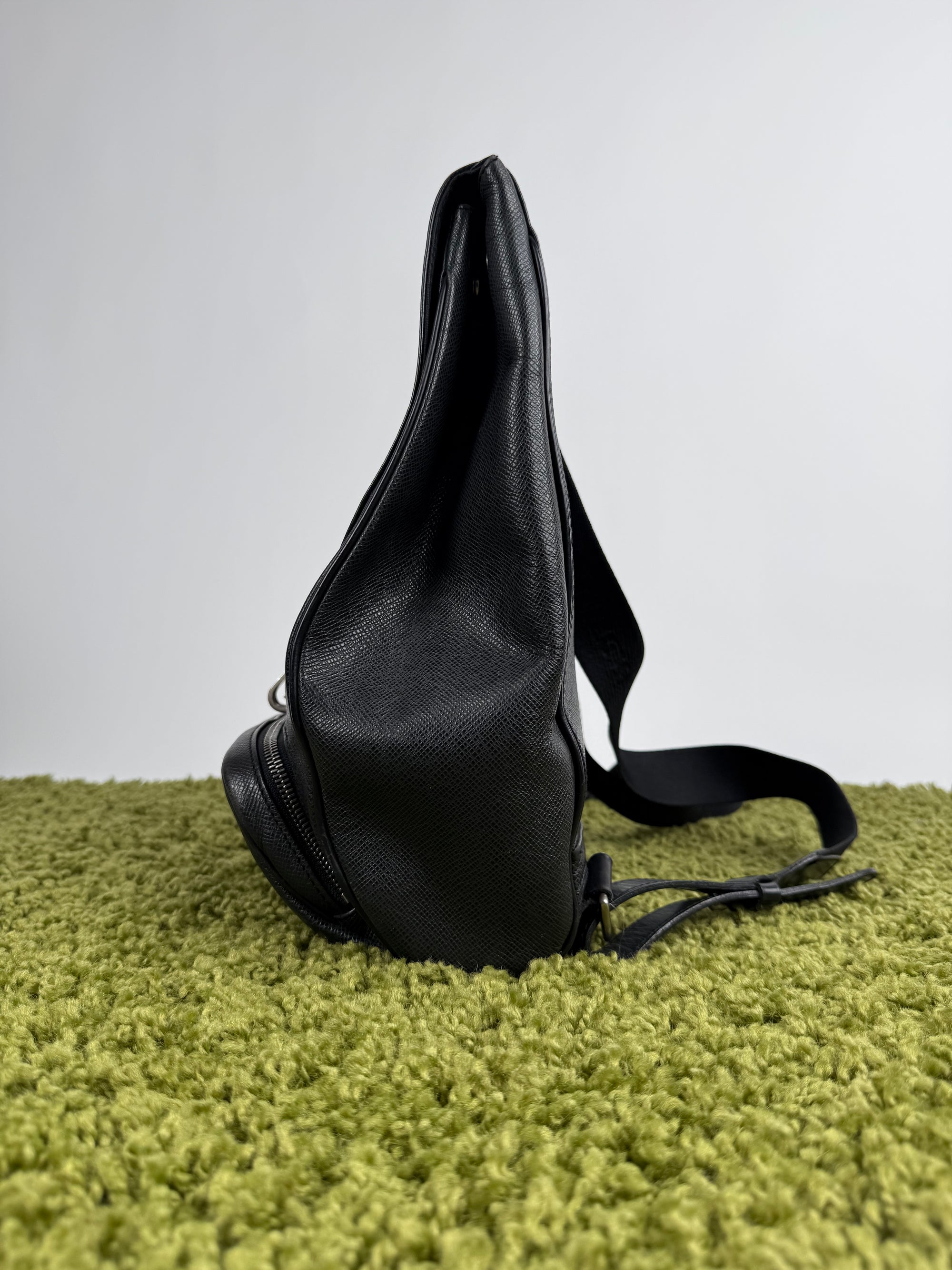 Zaino Cassiar Louis Vuitton in pelle Taiga Nero