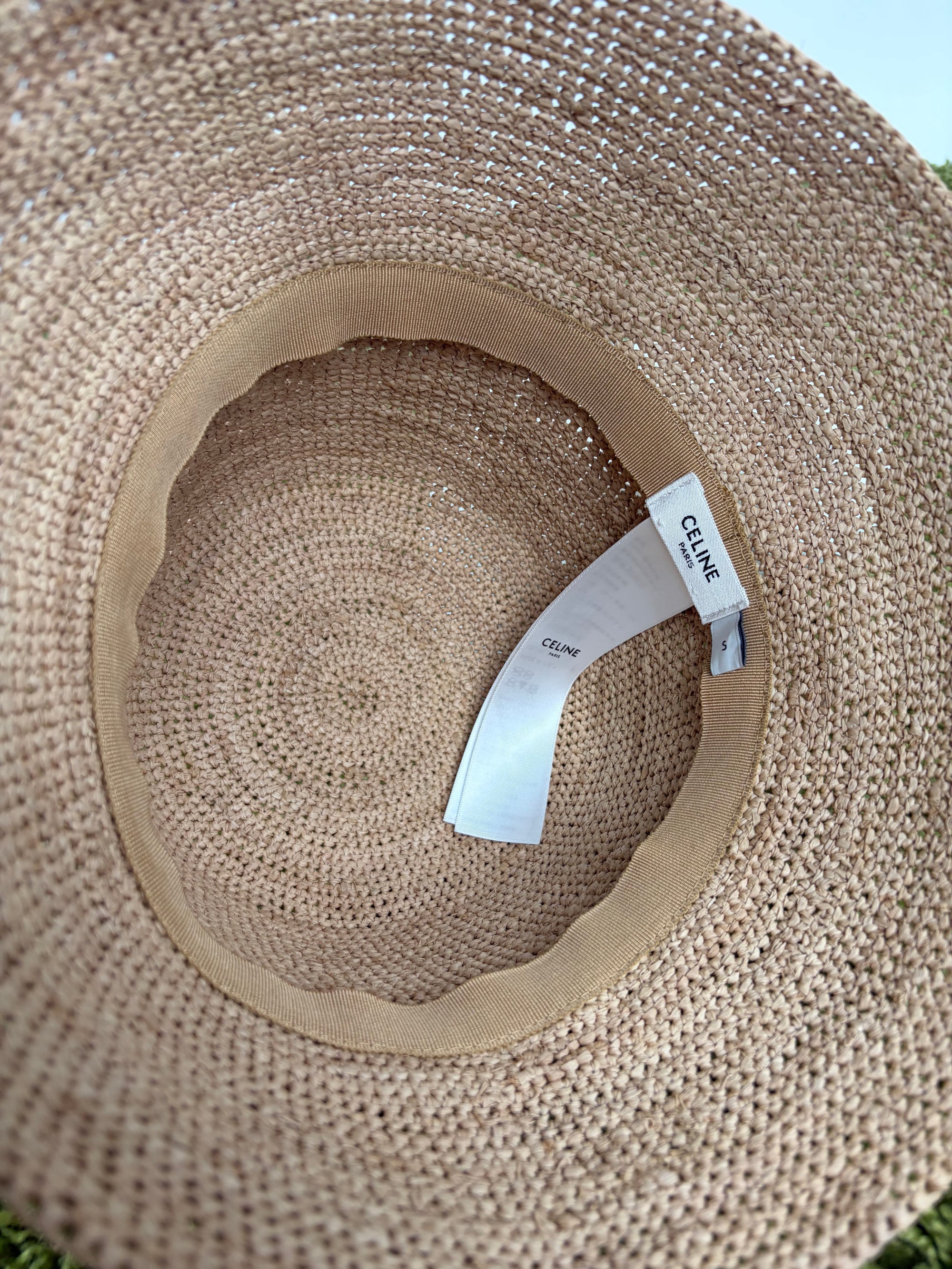 Cappello celine alla pescatora Triomphe in rafia beige