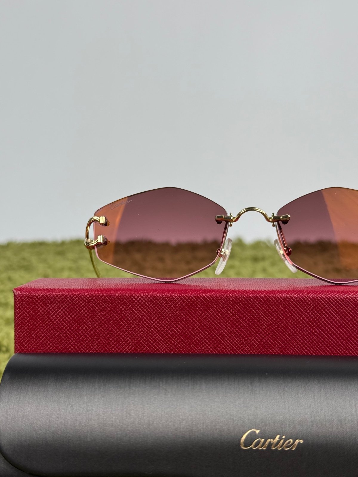 Occhiali da sole Geometrici Panthère de Cartier con lenti rosa e aste oro - Second Hand Di Fiore