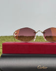 Occhiali da sole Geometrici Panthère de Cartier con lenti rosa e aste oro