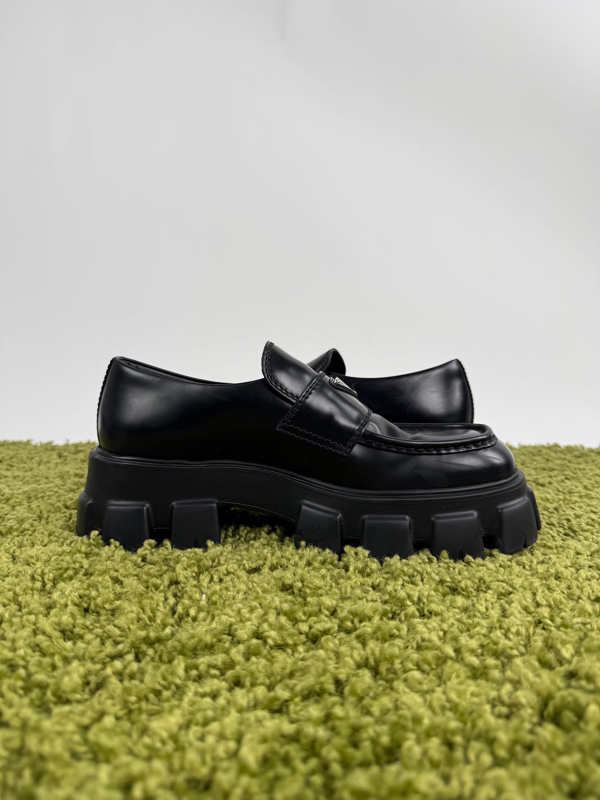 Mocassino Prada in pelle nera 9=43